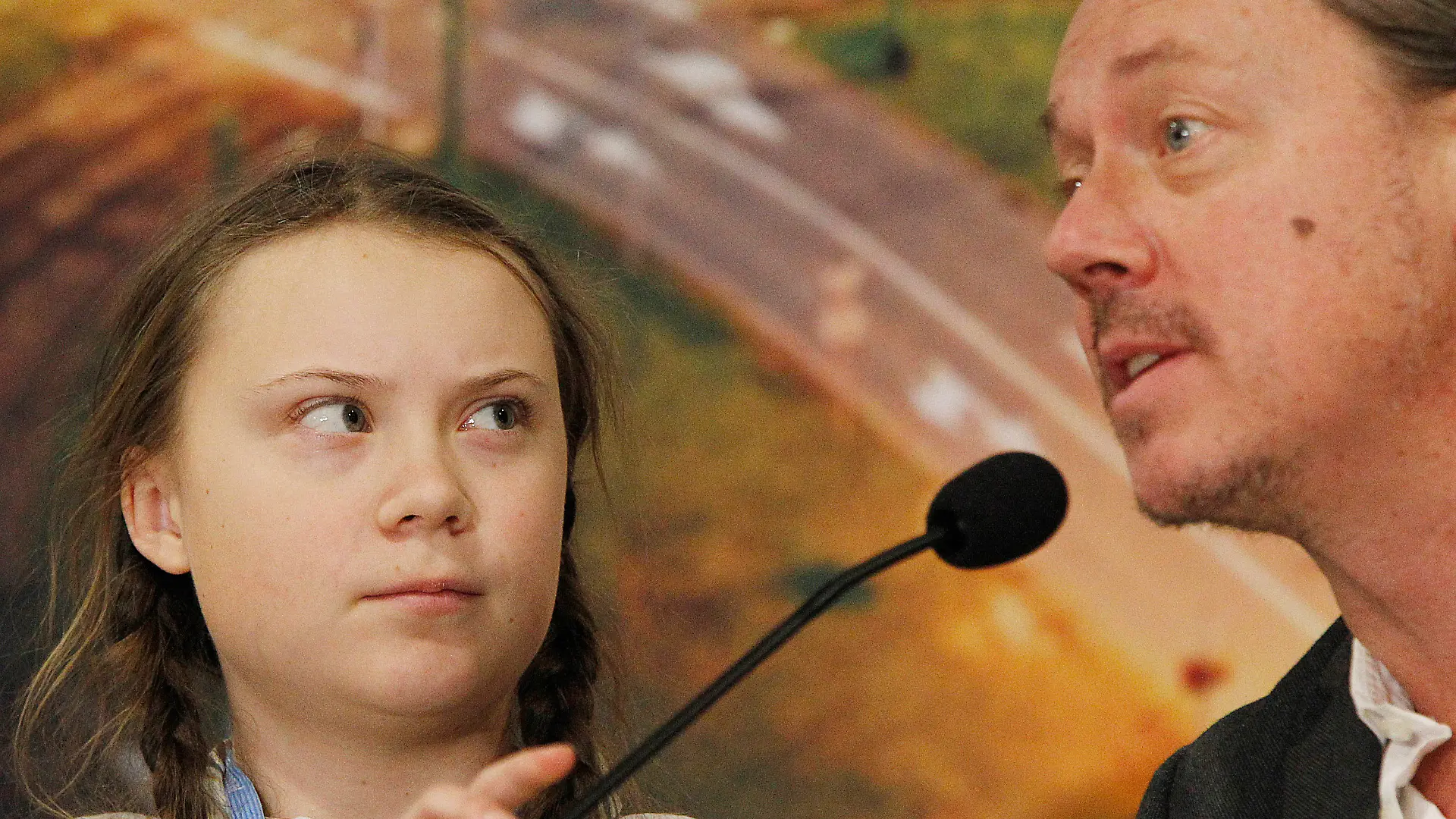 04.12.2018, Polen, Kattowitz: Greta Thunberg, Schülerin aus Schweden, nimmt an einer Pressekonferenz beim Weltklimagipfel mit ihrem Vater Svante Thunberg teil. Die Protestaktion «Schulstreik fürs Klima» der Schülerin fand bereits Nachahmer. Die junge Schwedin, die erstmals mit acht Jahren von der Erderwärmung erfuhr, hatte diesen Sommer von der Untätigkeit der Politik genug: Nach den Sommerferien ging sie nicht zurück zur Schule, sondern mit einem Protest-Banner vor das schwedische Parlament. Bei der Weltklimakonferenz in Kattowitz machte die 15-jährige Thunberg vor allem junge Menschen gegen Klimawandel und Umweltverschmutzung mobil. Foto: Czarek Sokolowski/AP/dpa +++ dpa-Bildfunk +++