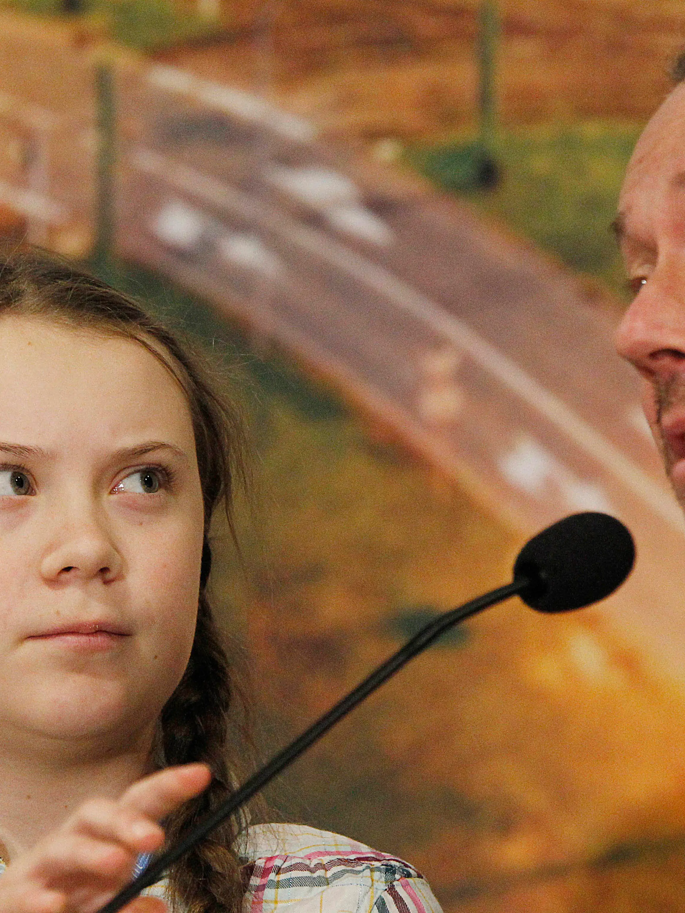 04.12.2018, Polen, Kattowitz: Greta Thunberg, Schülerin aus Schweden, nimmt an einer Pressekonferenz beim Weltklimagipfel mit ihrem Vater Svante Thunberg teil. Die Protestaktion «Schulstreik fürs Klima» der Schülerin fand bereits Nachahmer. Die junge Schwedin, die erstmals mit acht Jahren von der Erderwärmung erfuhr, hatte diesen Sommer von der Untätigkeit der Politik genug: Nach den Sommerferien ging sie nicht zurück zur Schule, sondern mit einem Protest-Banner vor das schwedische Parlament. Bei der Weltklimakonferenz in Kattowitz machte die 15-jährige Thunberg vor allem junge Menschen gegen Klimawandel und Umweltverschmutzung mobil. Foto: Czarek Sokolowski/AP/dpa +++ dpa-Bildfunk +++