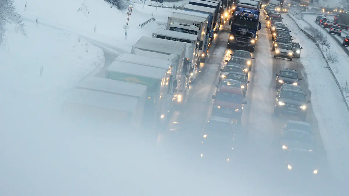 Autos stehen am Freitag (17.12.2010) auf der A1 bei Wuppertal im Stau. Auf der A1 staut es sich wegen Schneeglätte und querstehender LKWs auf bis zu 40 Kilometern Länge. Zwischen weißem Winterzauber und gefährlicher Glätte: Der Winter sorgt in Nordrhein-Westfalen für Schnee und Chaos auf glatten Straßen. Foto: Julian Stratenschulte dpa/lnw +++(c) dpa - Bildfunk+++