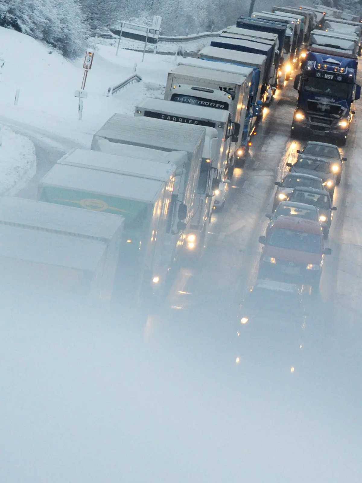 Autos stehen am Freitag (17.12.2010) auf der A1 bei Wuppertal im Stau. Auf der A1 staut es sich wegen Schneeglätte und querstehender LKWs auf bis zu 40 Kilometern Länge. Zwischen weißem Winterzauber und gefährlicher Glätte: Der Winter sorgt in Nordrhein-Westfalen für Schnee und Chaos auf glatten Straßen. Foto: Julian Stratenschulte dpa/lnw  +++(c) dpa - Bildfunk+++