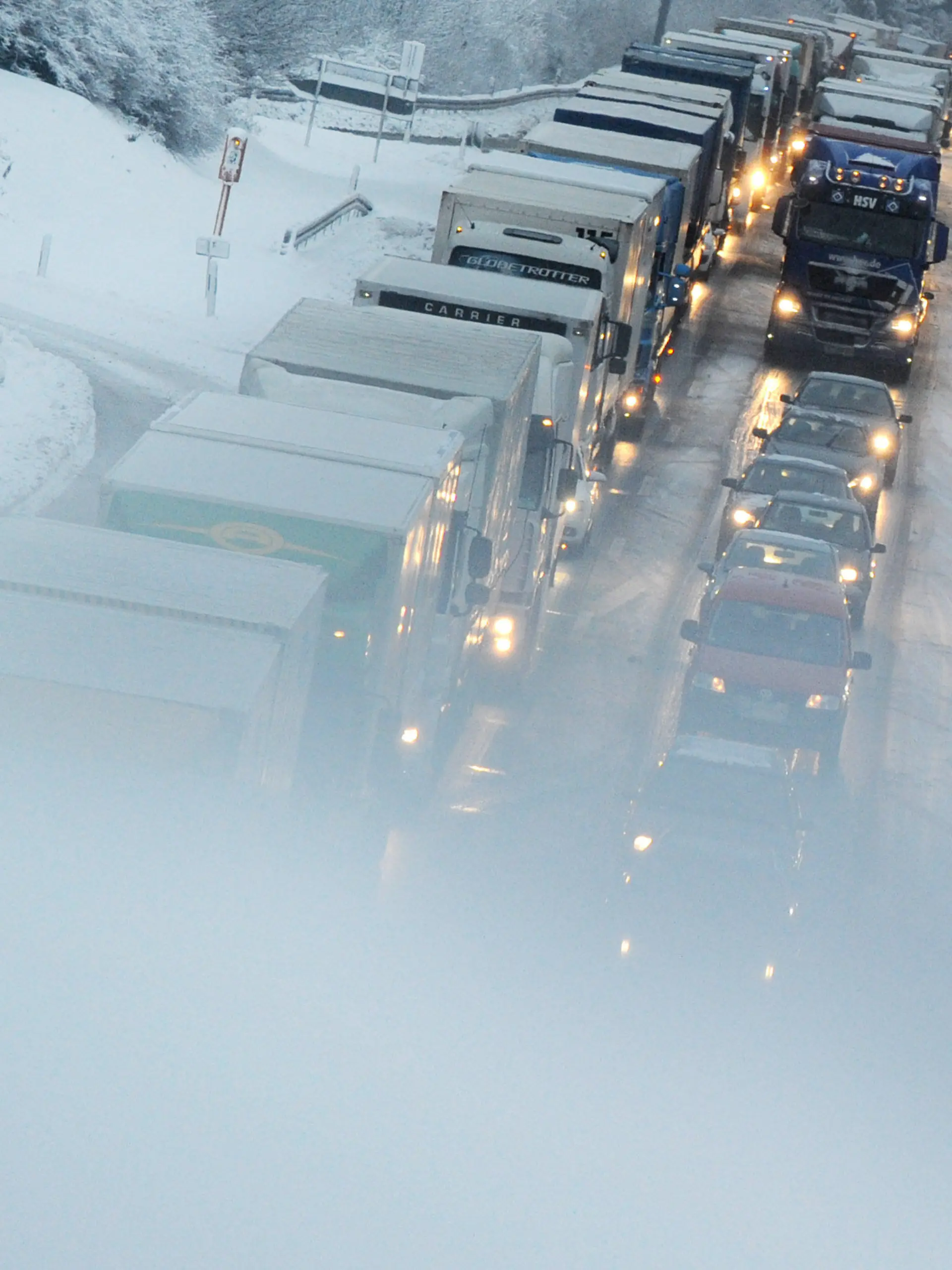 Autos stehen am Freitag (17.12.2010) auf der A1 bei Wuppertal im Stau. Auf der A1 staut es sich wegen Schneeglätte und querstehender LKWs auf bis zu 40 Kilometern Länge. Zwischen weißem Winterzauber und gefährlicher Glätte: Der Winter sorgt in Nordrhein-Westfalen für Schnee und Chaos auf glatten Straßen. Foto: Julian Stratenschulte dpa/lnw  +++(c) dpa - Bildfunk+++