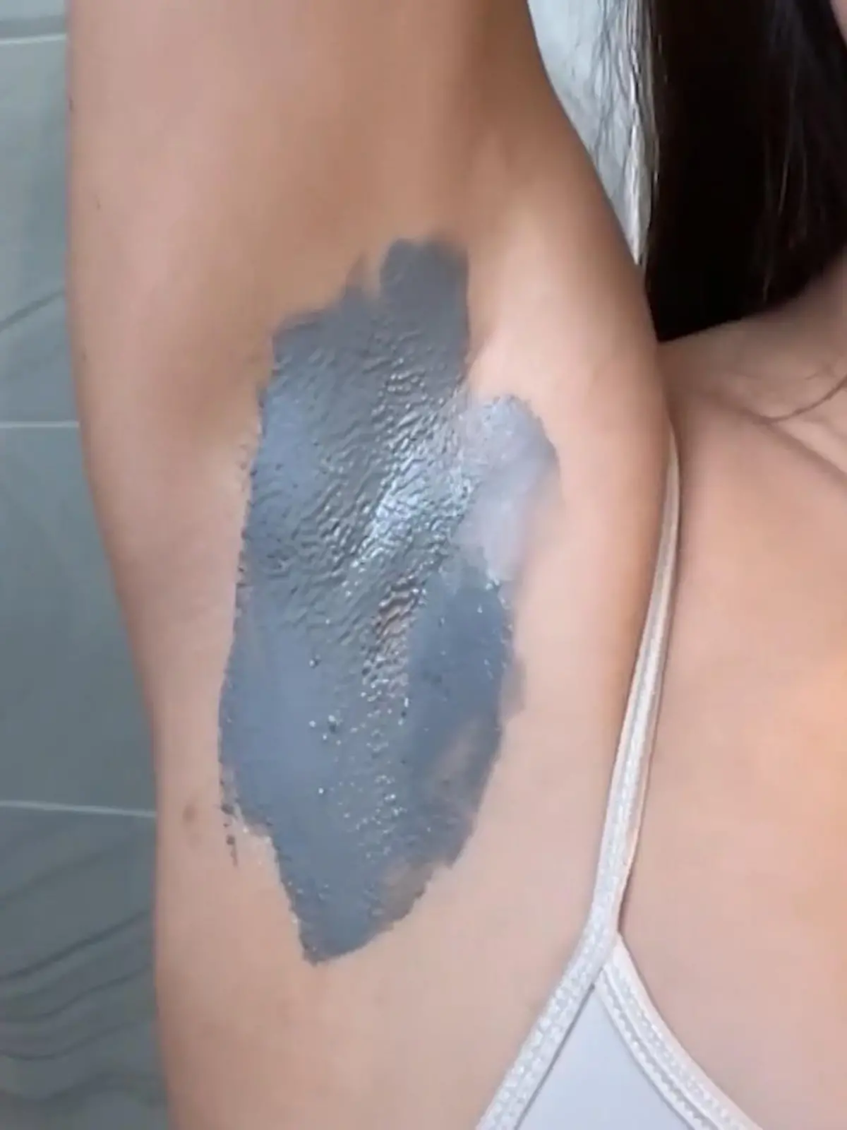Detox Trends gibt es viele – aber jetzt sogar die Achselhöhle entgiften? Immer mehr Menschen steigen aufgrund der Inhaltsstoffe von herkömmlichen Deodorants auf natürlichere Alternativen um. Und das oft mit temporären Folgen: Stark erhöhte Schweißproduktion und Schweißgeruch! Der neue Tiktok Trend „Armpit Detox“ soll hier Abhilfe schaffen! Wie das Ganze funktioniert, sehen Sie hier.