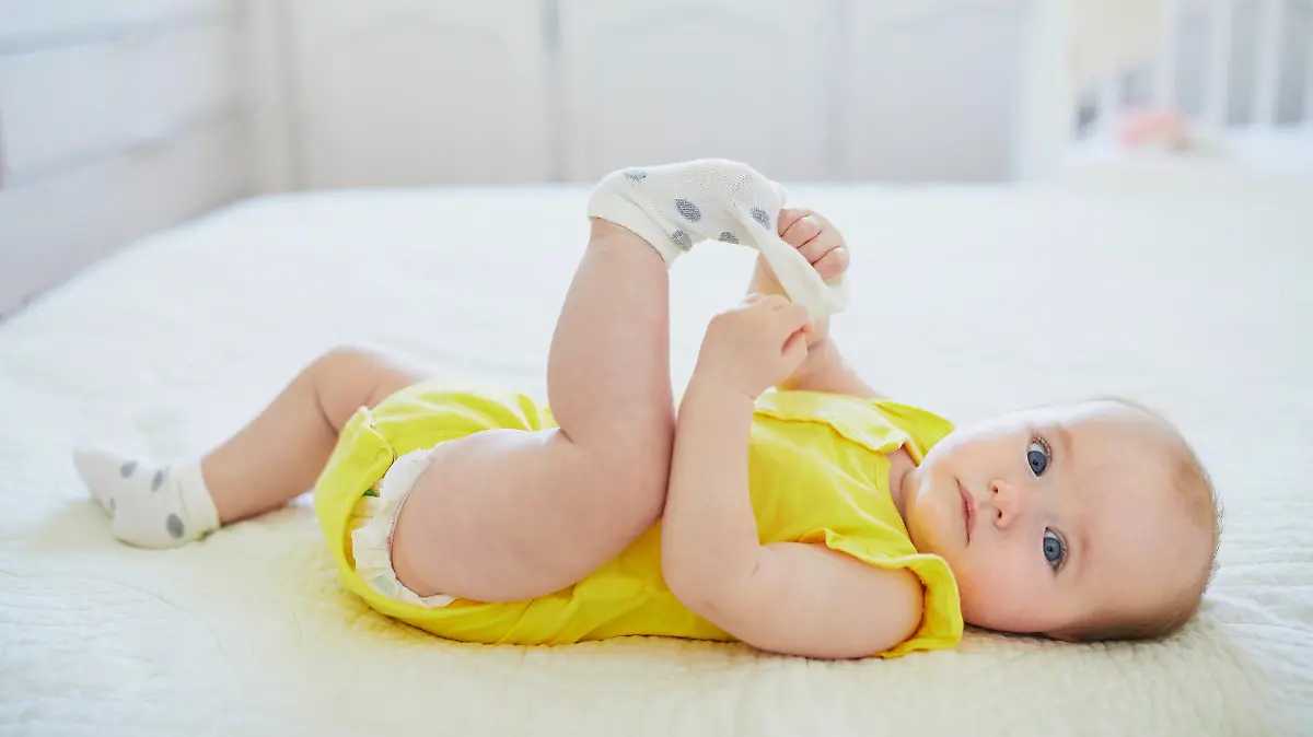 Baby mit Socken