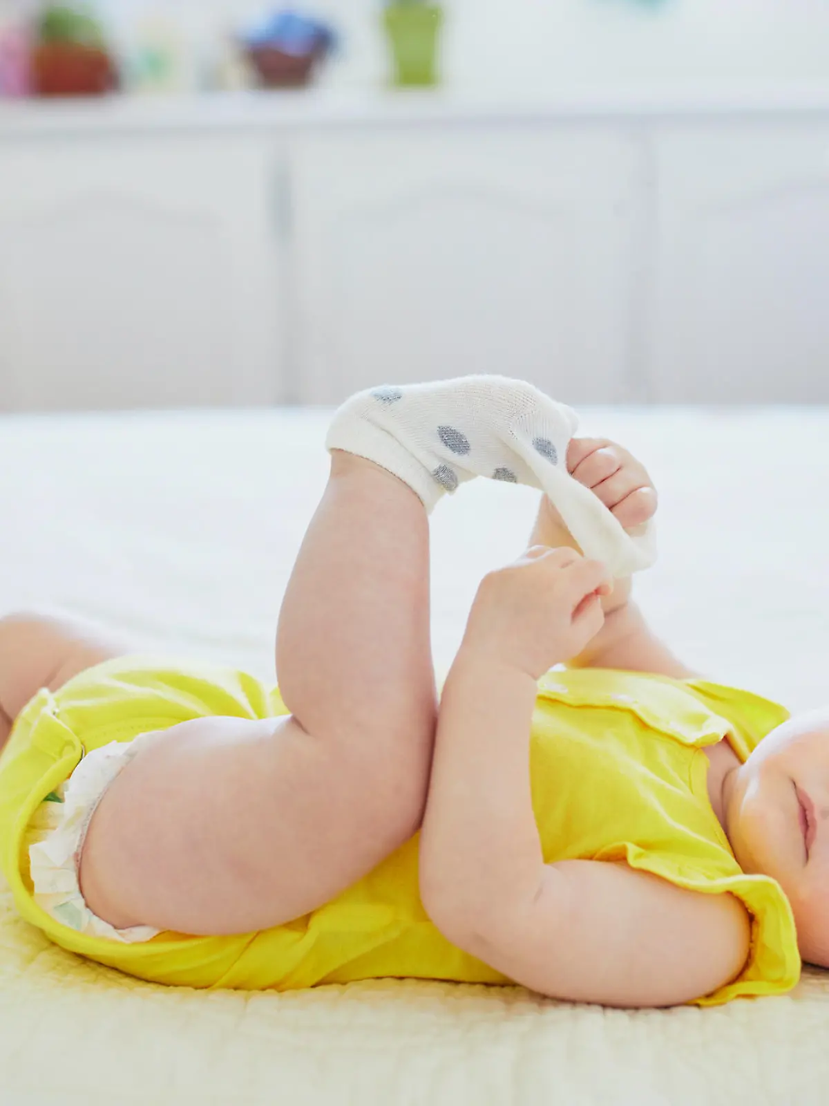 Baby mit Socken