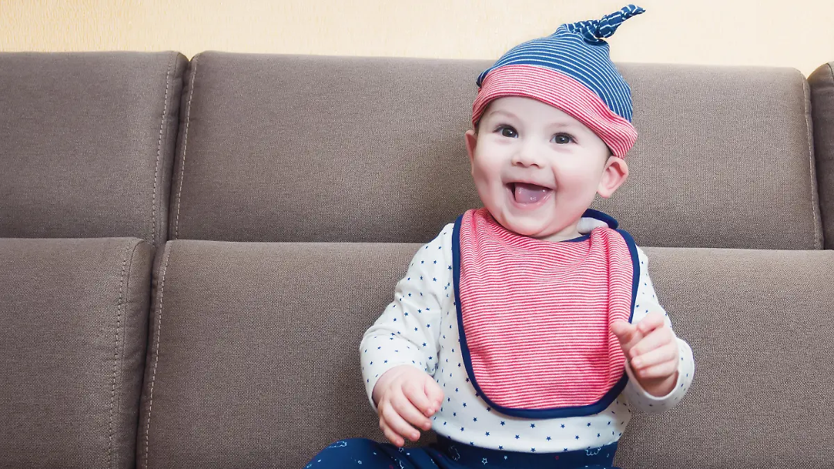 Baby mit Lätzchen