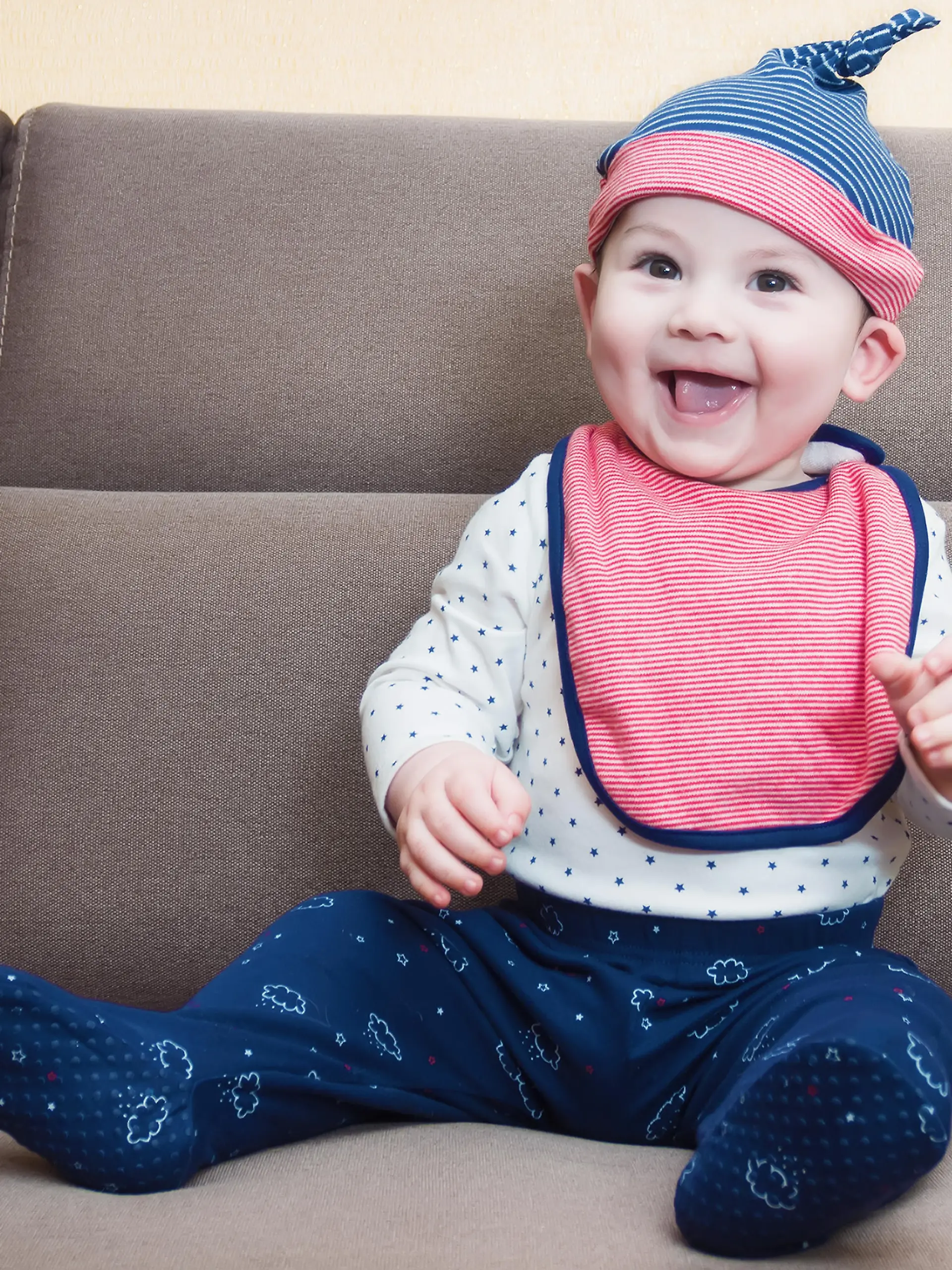 Baby mit Lätzchen