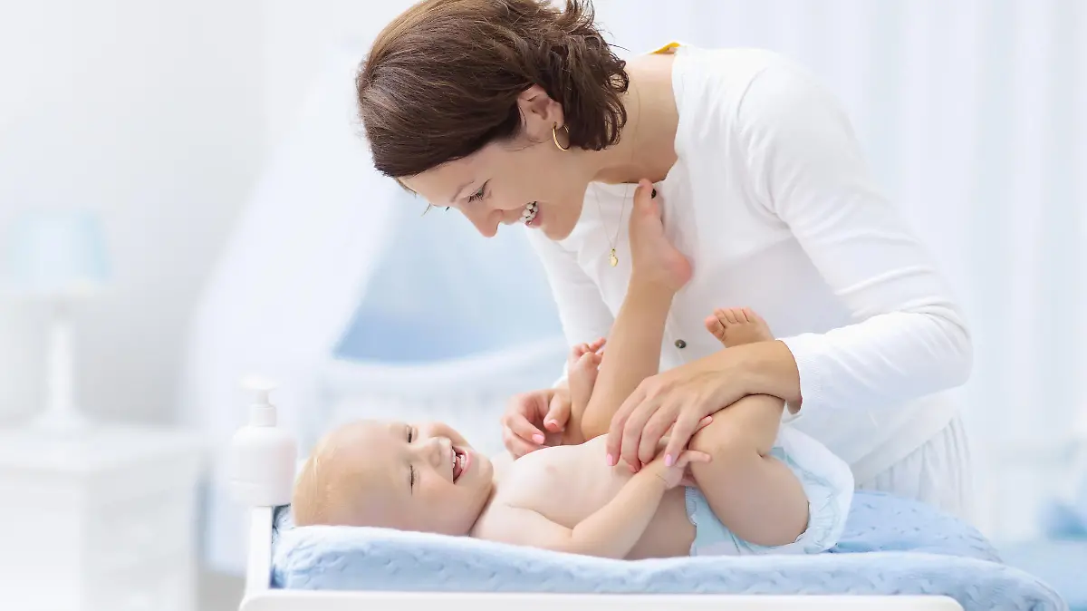 Baby liegt auf einer Wickelauflage