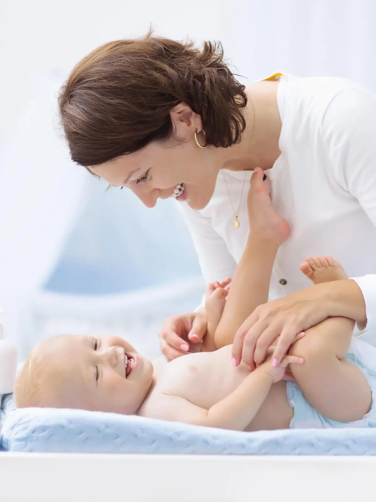 Baby liegt auf einer Wickelauflage