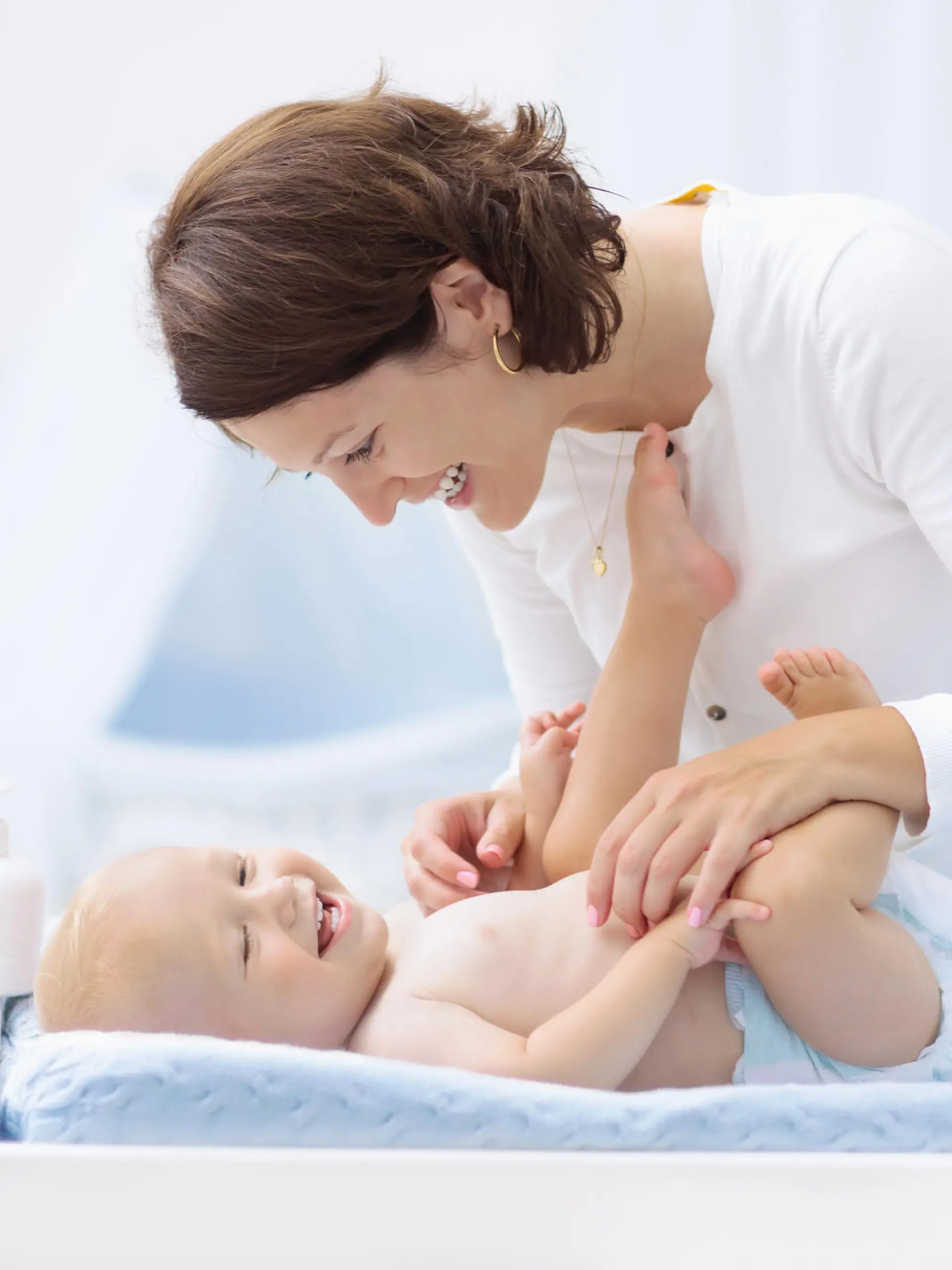 Baby liegt auf einer Wickelauflage