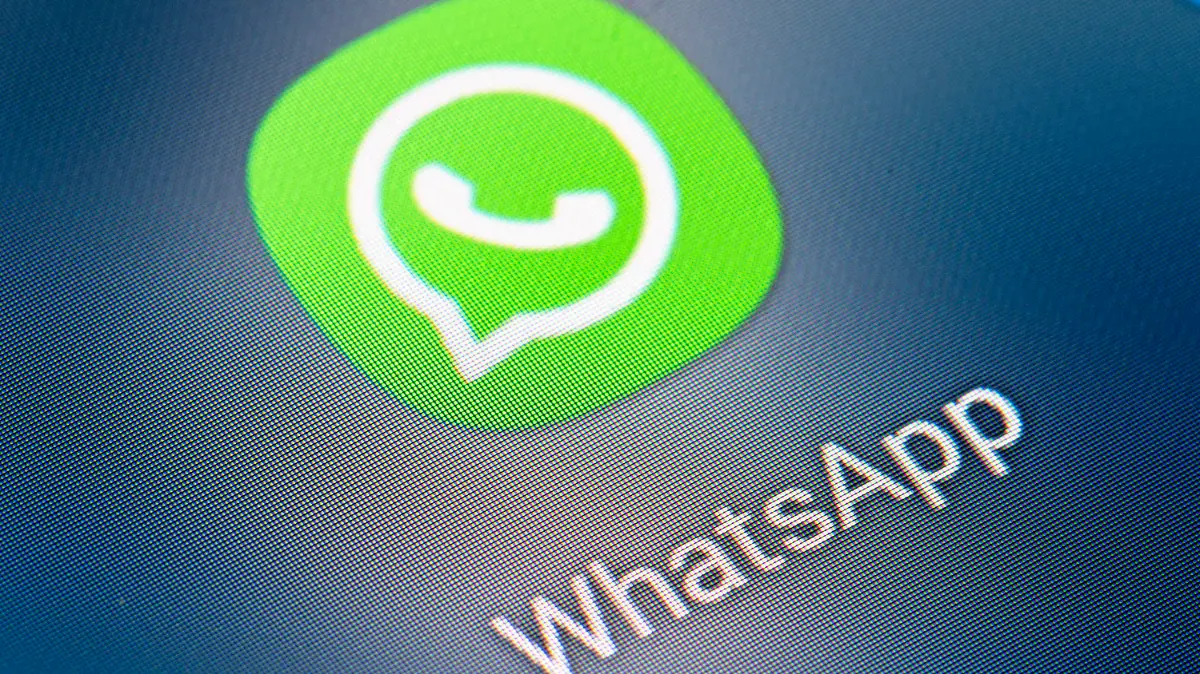 ARCHIV - 21.01.2022, Berlin: Auf dem Bildschirm eines Smartphones sieht man das Icon der App Whatsapp. Der Messengerdienst WhatsApp bleibt mit Abstand der in Deutschland am häufigsten genutzte Online-Kommunikationsdienst. (zu dpa «Nutzung von Messengerdiensten: WhatsApp bleibt deutlich vorne») Foto: Fabian Sommer/dpa +++ dpa-Bildfunk +++