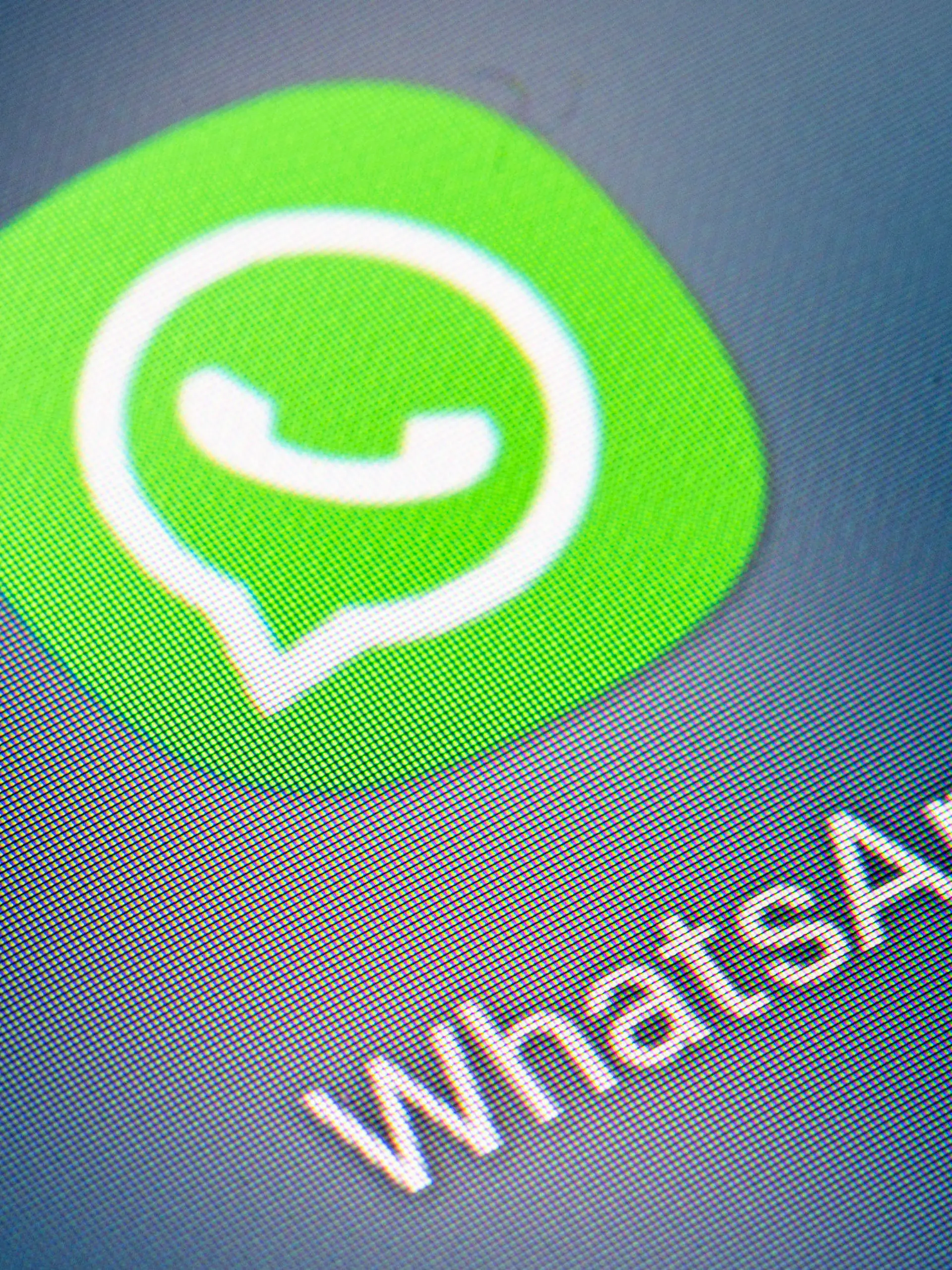 ARCHIV - 21.01.2022, Berlin: Auf dem Bildschirm eines Smartphones sieht man das Icon der App Whatsapp. Der Messengerdienst WhatsApp bleibt mit Abstand der in Deutschland am häufigsten genutzte Online-Kommunikationsdienst. (zu dpa «Nutzung von Messengerdiensten: WhatsApp bleibt deutlich vorne») Foto: Fabian Sommer/dpa +++ dpa-Bildfunk +++