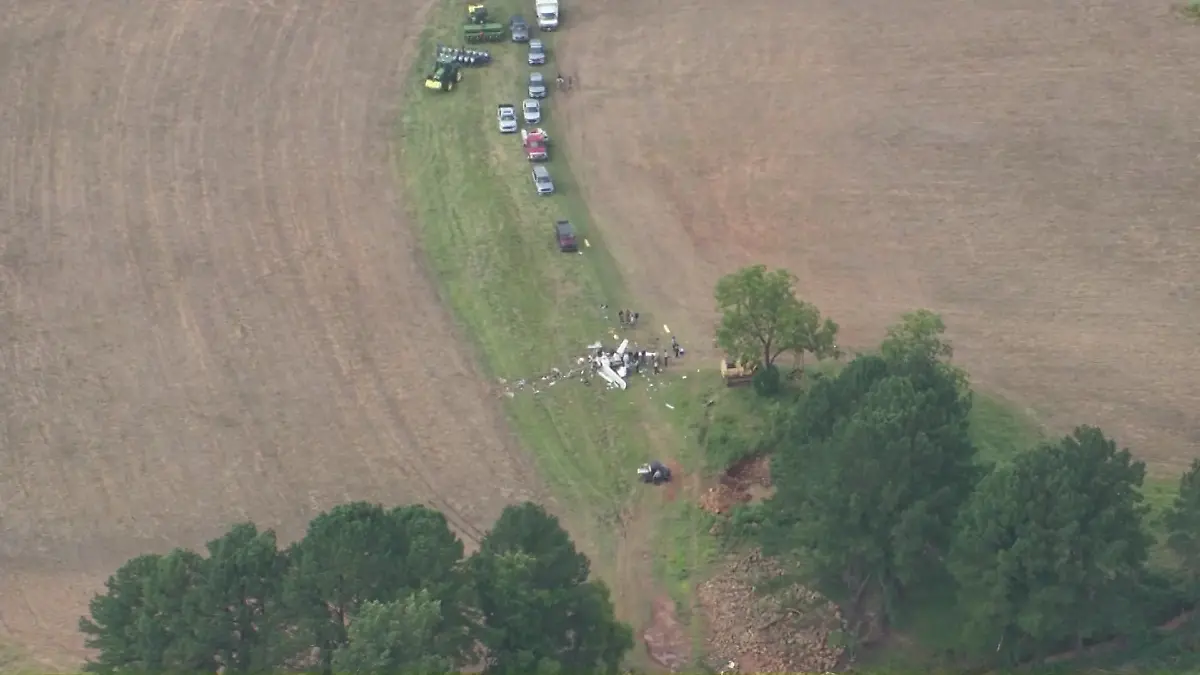 Das Flugzeug krachte in ein Feld.