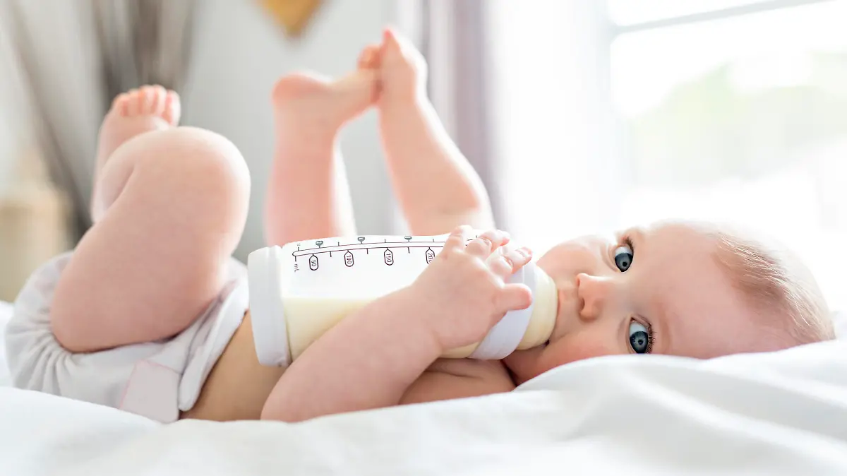 Baby trinkt aus einer Flasche