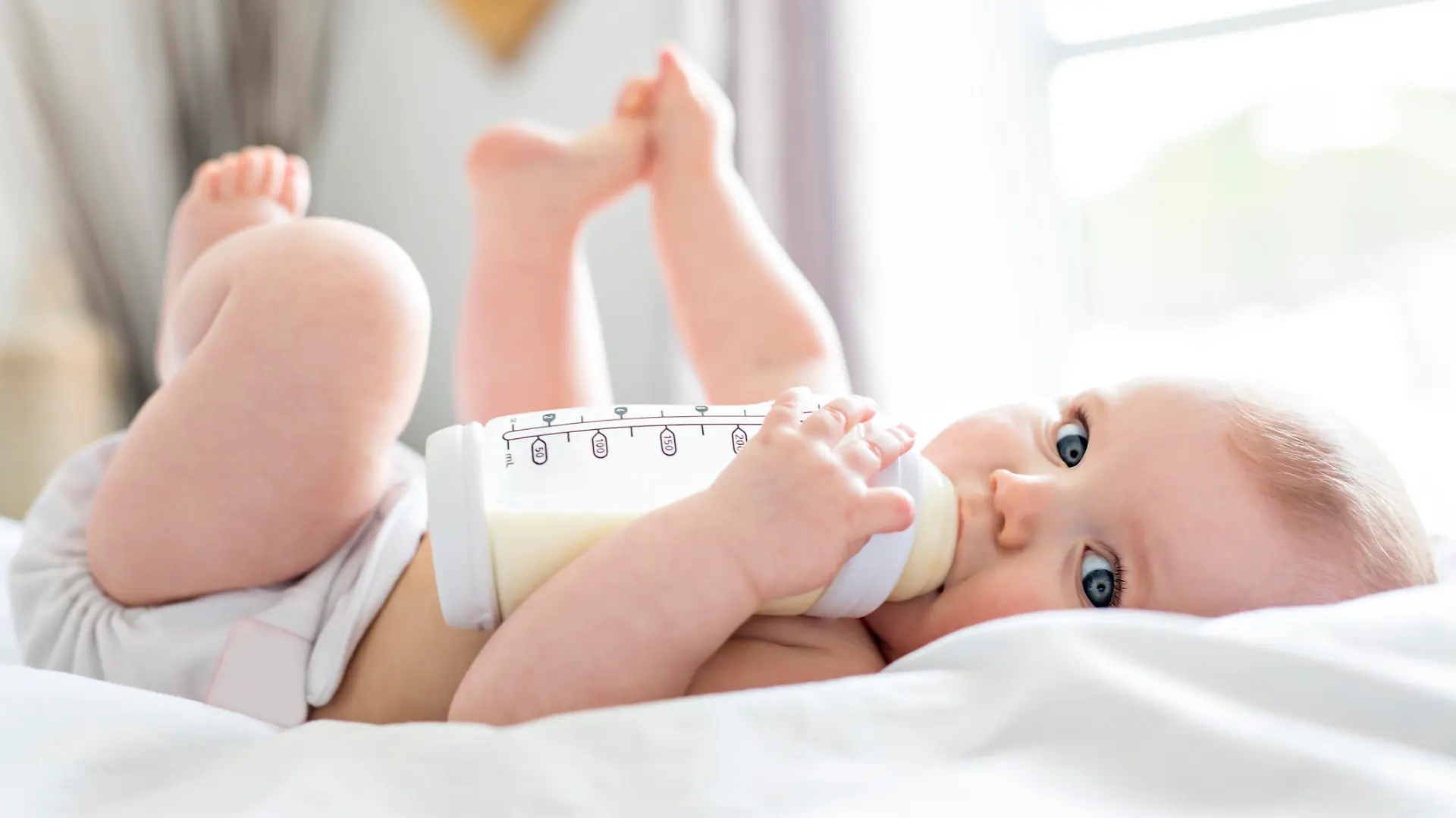 Baby trinkt aus einer Flasche