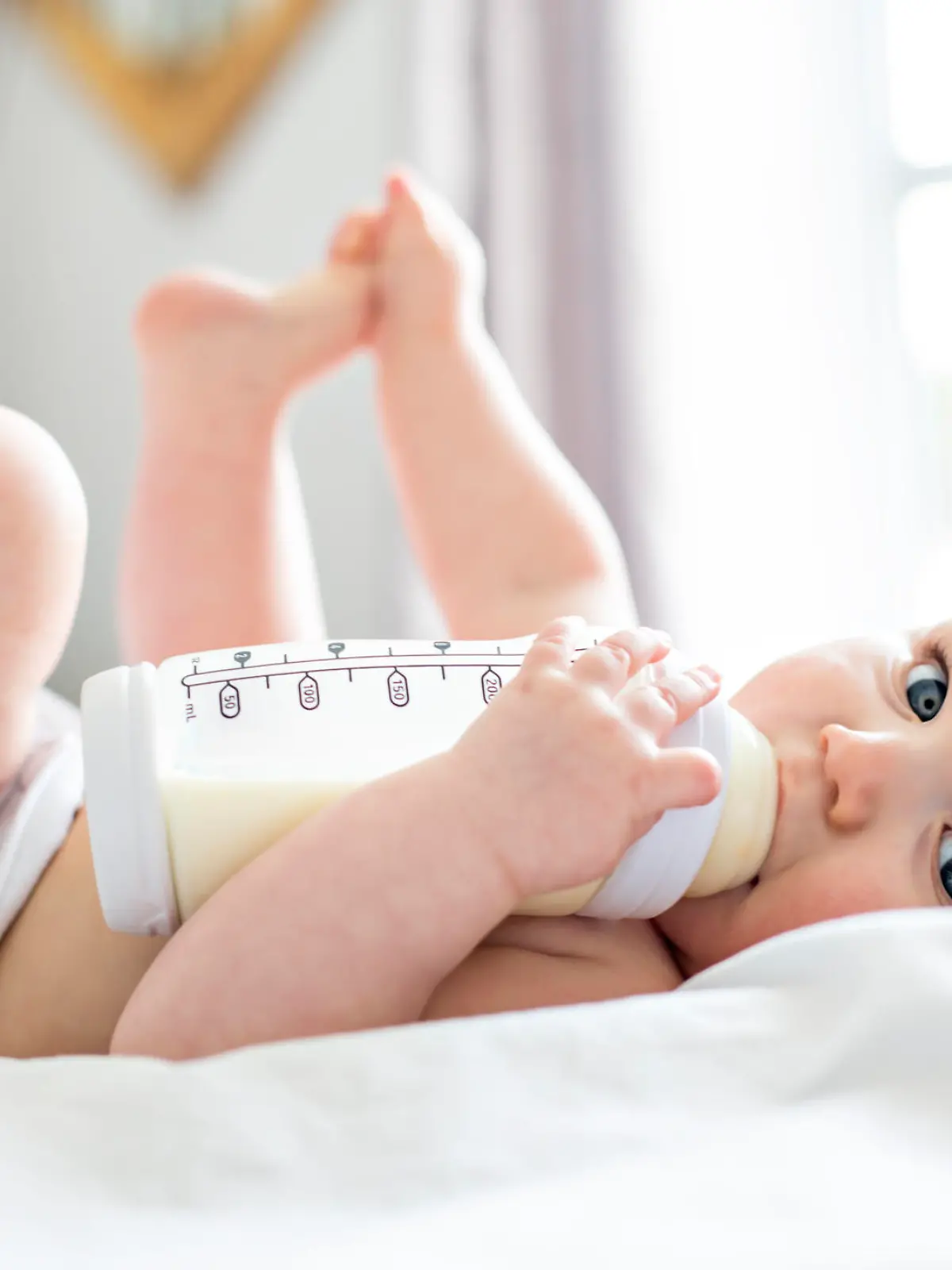 Baby trinkt aus einer Flasche
