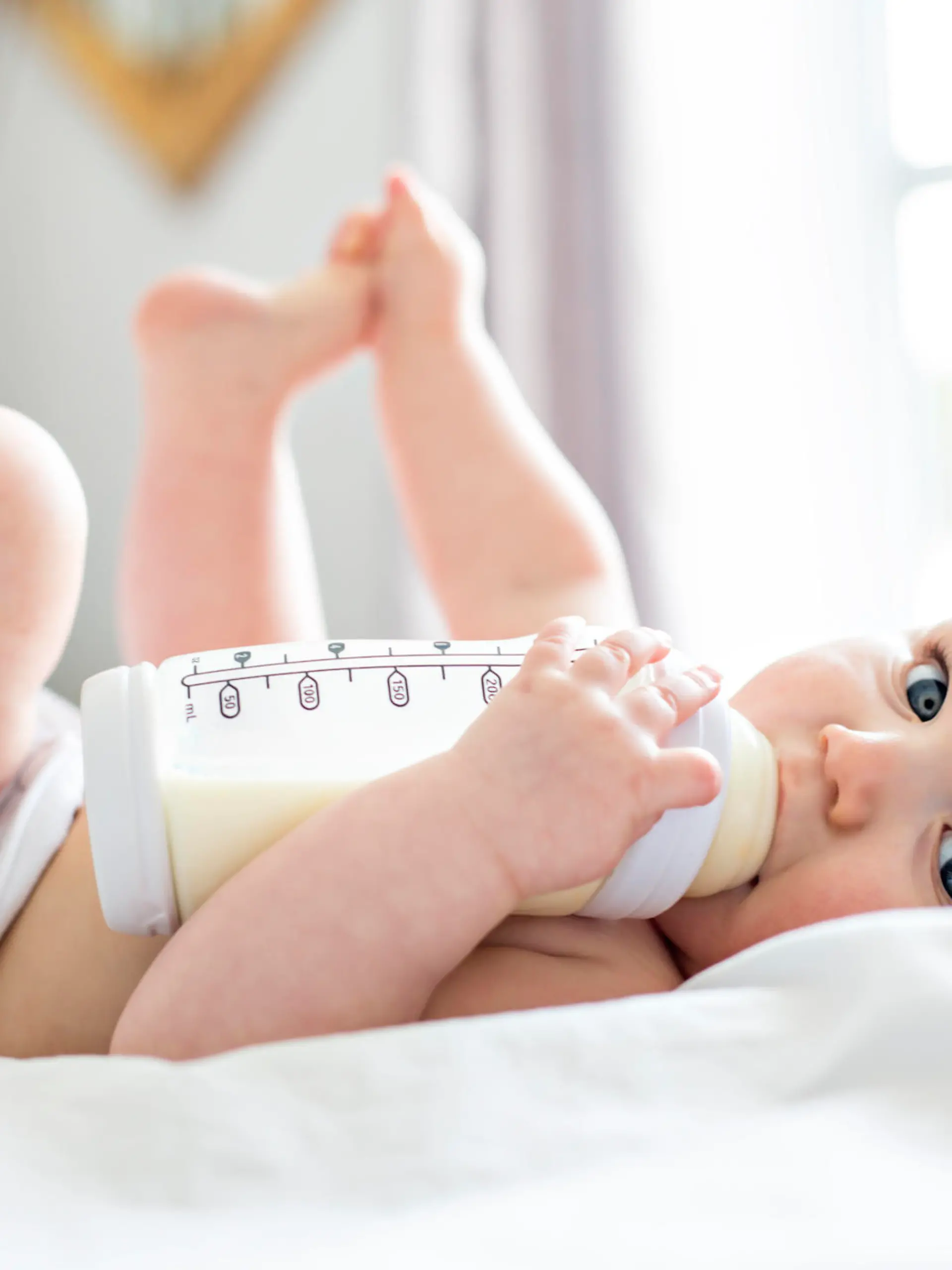 Baby trinkt aus einer Flasche