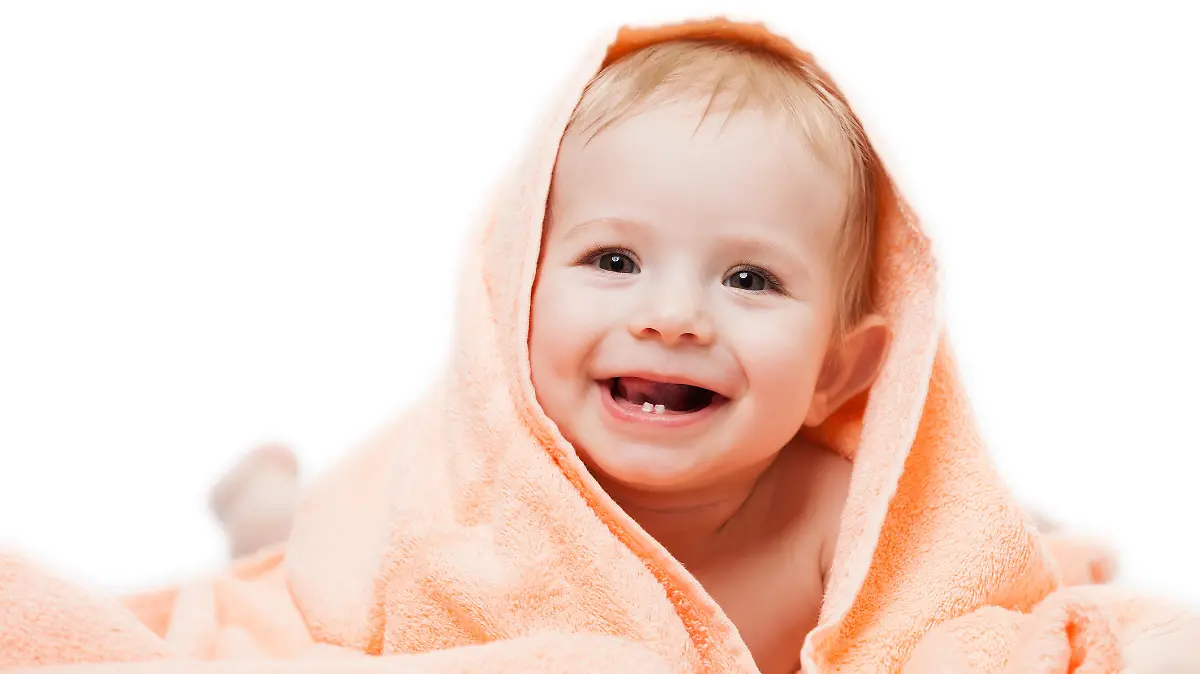 Baby lächelt mit Zähnen