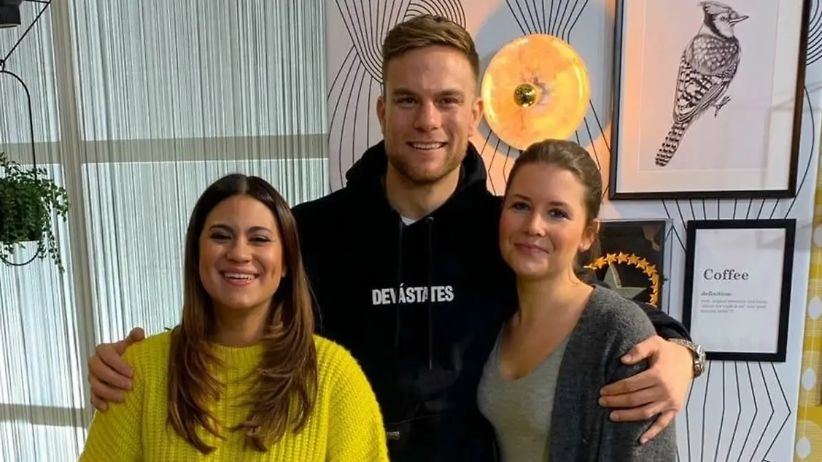 Die Moderatorinnen Steffi Brungs und Inken Wriedt mit Bachelor Sebastian Preuss