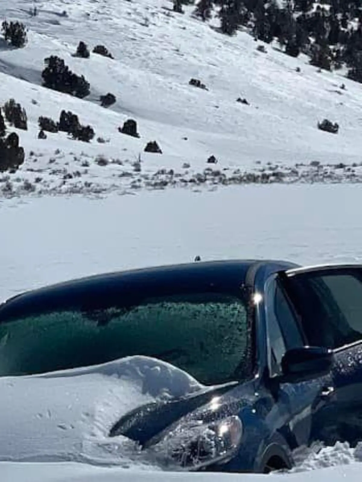 In diesem Auto blieb der Rentner (81) im Schnee stecken.