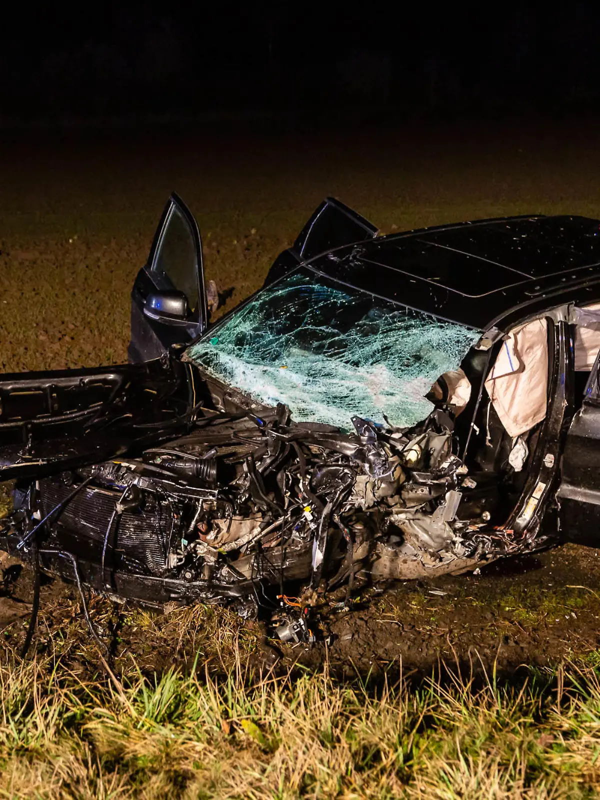 26.12.2019, Hessen, Friedberg: Ein verunfalltes Auto liegt auf einem Feld nahe der B455 zwischen Friedberg und Dorheim. Bei der Kollision zweier Autos sind im Wetteraukreis beide Fahrer ums Leben gekommen. (zu dpa «Zwei Tote bei Zusammenstoß auf Bundesstraße in Hessen») Foto: Wiesbaden112/dpa +++ dpa-Bildfunk +++