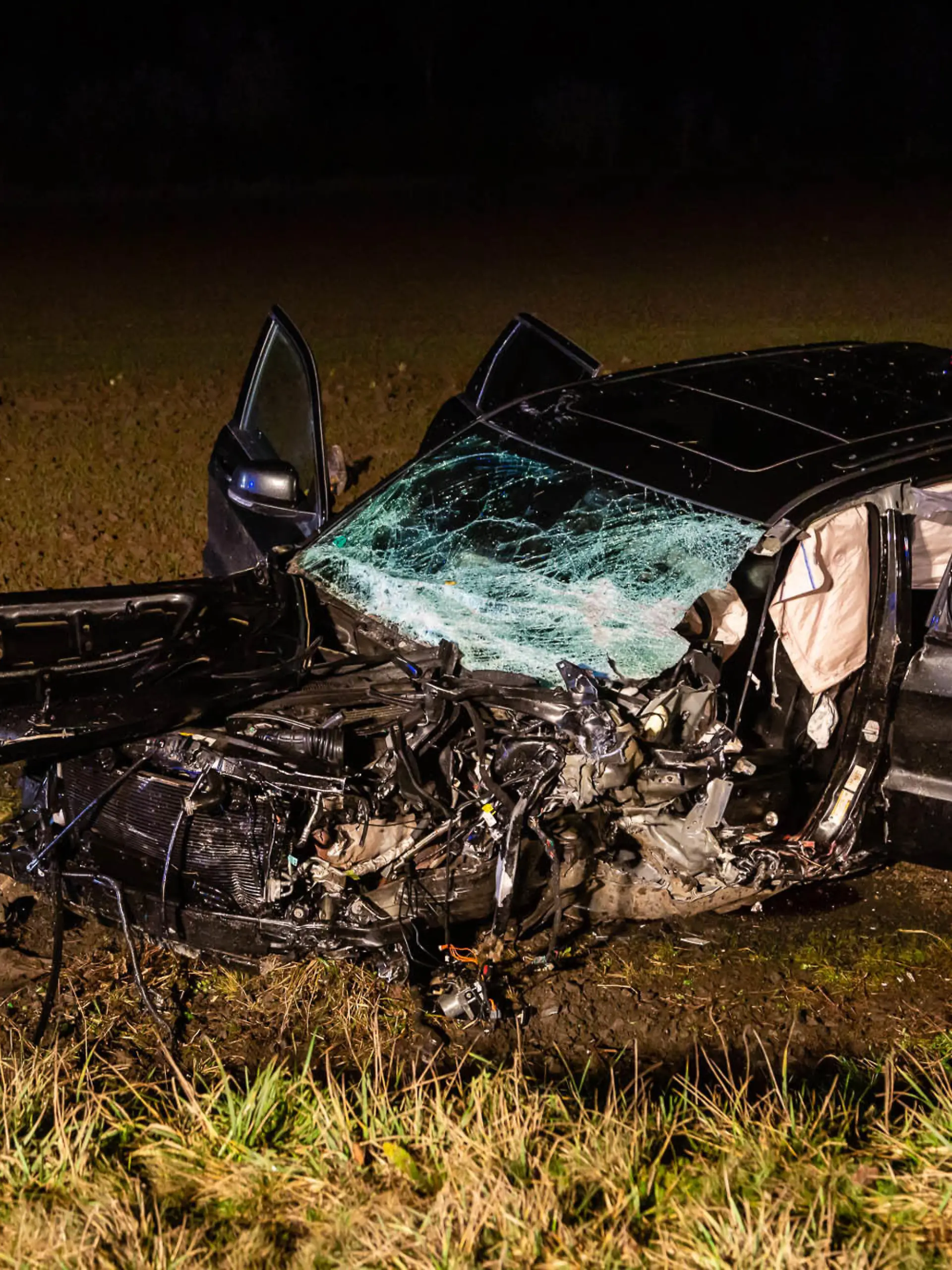 26.12.2019, Hessen, Friedberg: Ein verunfalltes Auto liegt auf einem Feld nahe der B455 zwischen Friedberg und Dorheim. Bei der Kollision zweier Autos sind im Wetteraukreis beide Fahrer ums Leben gekommen. (zu dpa «Zwei Tote bei Zusammenstoß auf Bundesstraße in Hessen») Foto: Wiesbaden112/dpa +++ dpa-Bildfunk +++
