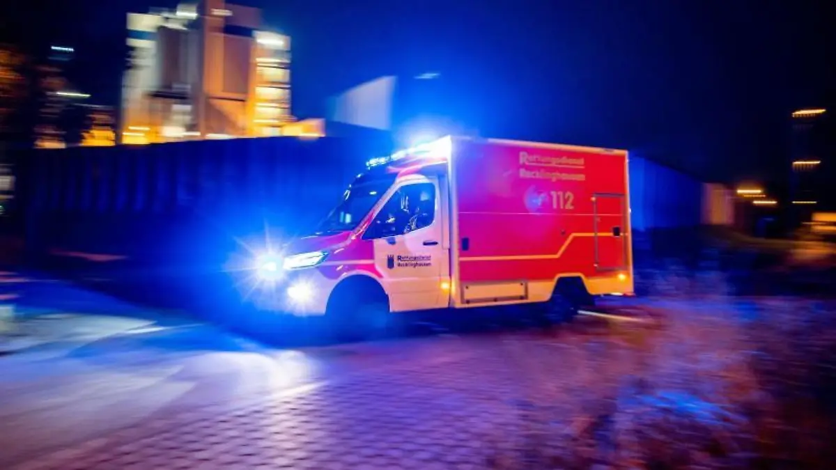 Ein Rettungswagen der Feuerwehr fährt mit Blaulicht