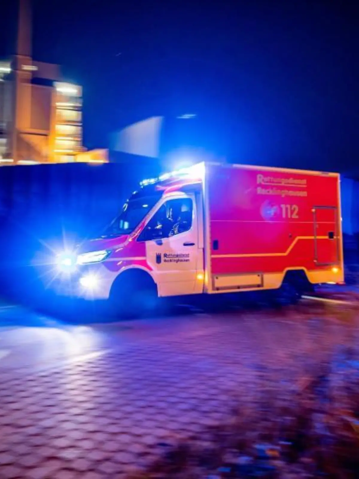 Ein Rettungswagen der Feuerwehr fährt mit Blaulicht