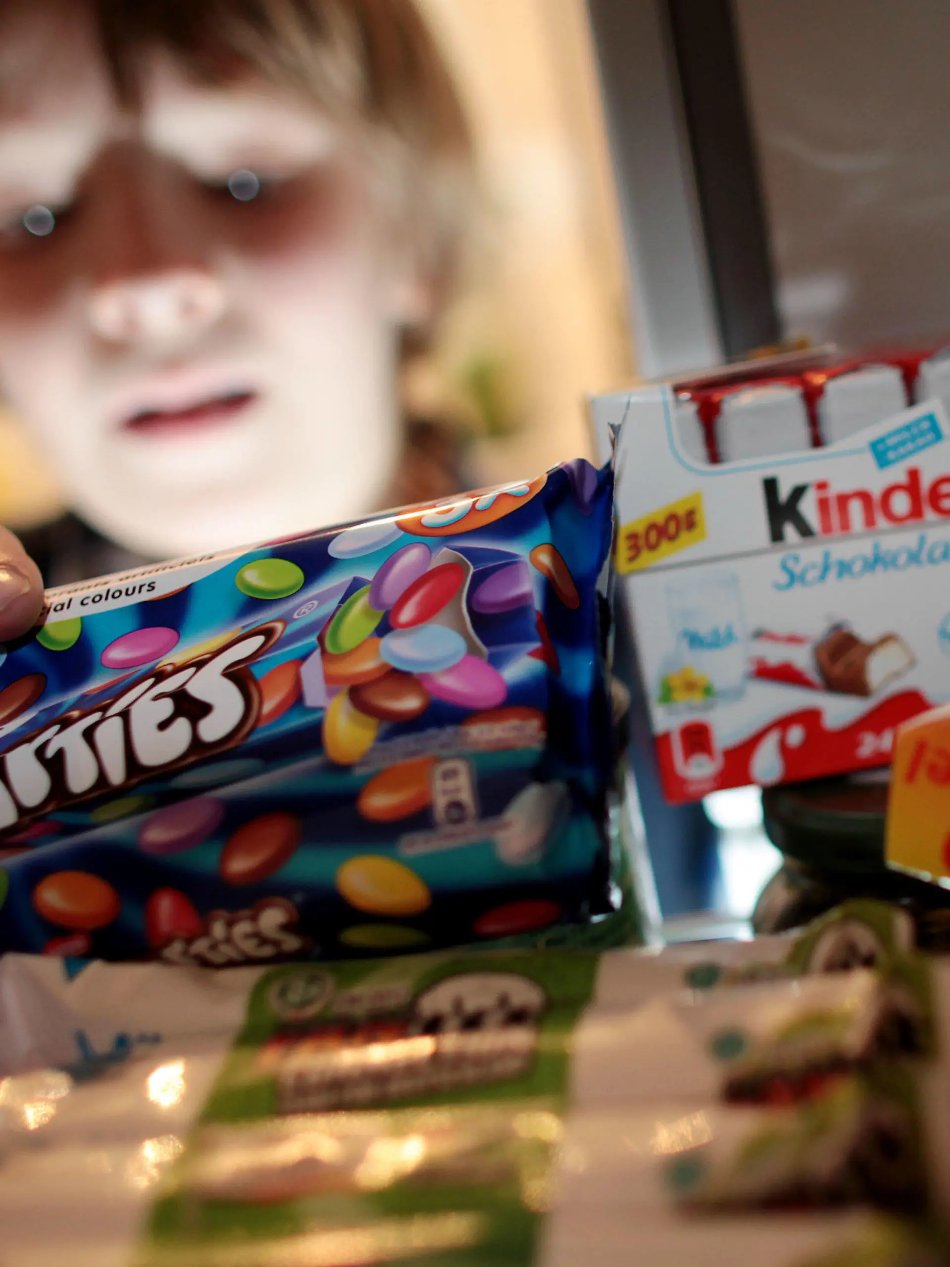 ARCHIV - 25.01.2012, Nordrhein-Westfalen, Köln: Ein Junge nimmt Süßigkeiten aus dem Schrank. Kinder und Jugendliche in Deutschland erreichen nach einer Berechnung der Verbraucherorganisation Foodwatch an diesem Montag den «Überzuckerungstag» - sie haben dann laut Studiendaten schon so viel Zucker konsumiert wie für ein ganzes Jahr empfohlen (zu dpa «Foodwatch: An diesem Montag ist «Kinder-Überzuckerungstag» »). Foto: Oliver Berg/dpa +++ dpa-Bildfunk +++