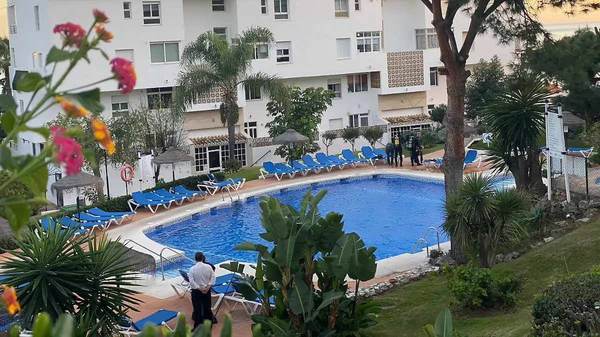 dpatopbilder - 24.12.2019, Spanien, Malaga: Zivilschutztaucher arbeiten an einem Schwimmbad in der Ferienanlage Club La Costa World in der Nähe von Malaga. Während ihres Urlaubs an der Costa del Sol sind ein Mädchen, sein großer Bruder und sein Vater an Heiligabend im Pool einer Hotelanlage ertrunken. Foto: Uncredited/AP/dpa +++ dpa-Bildfunk +++