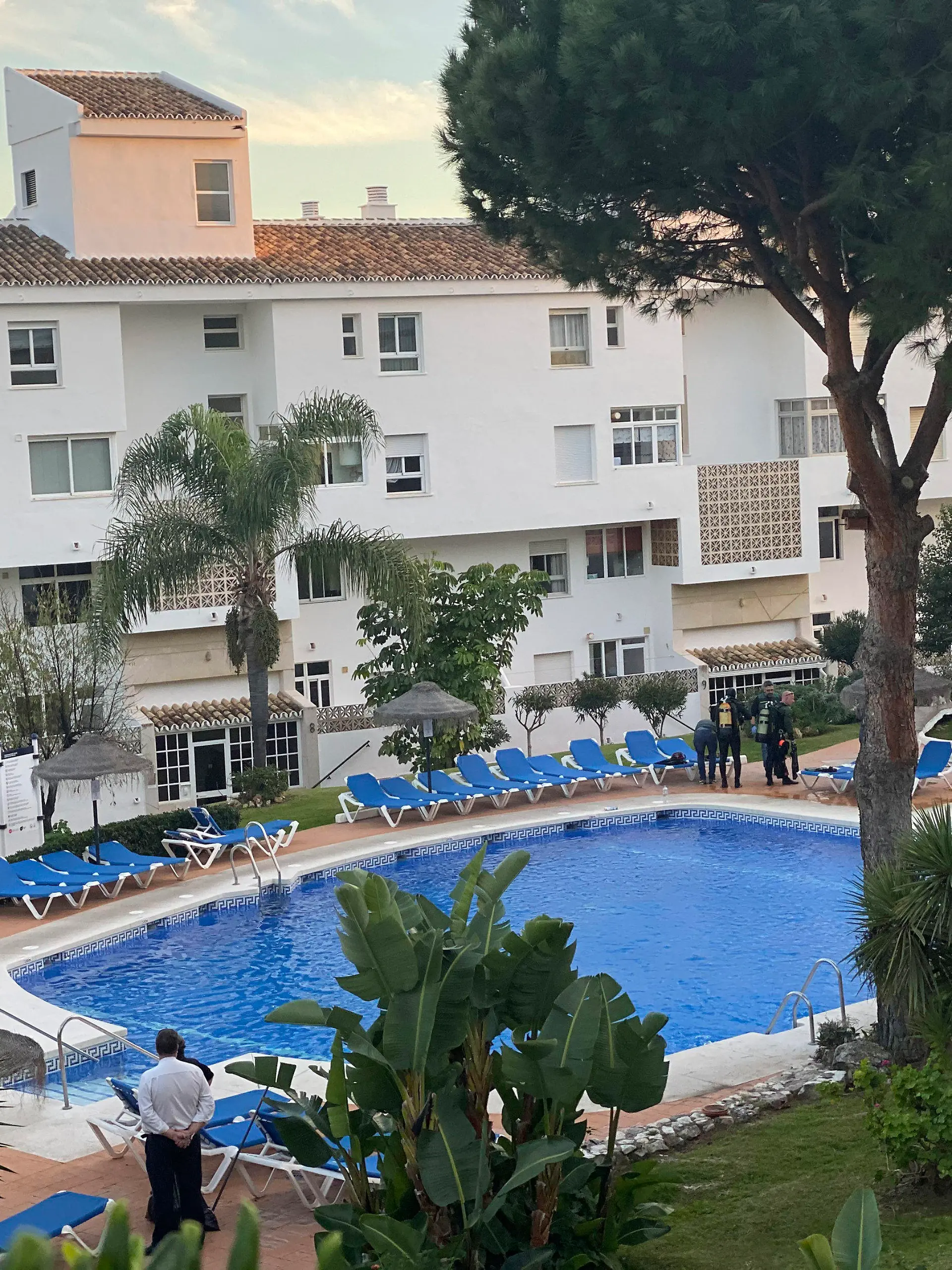 dpatopbilder - 24.12.2019, Spanien, Malaga: Zivilschutztaucher arbeiten an einem Schwimmbad in der Ferienanlage Club La Costa World in der Nähe von Malaga. Während ihres Urlaubs an der Costa del Sol sind ein Mädchen, sein großer Bruder und sein Vater an Heiligabend im Pool einer Hotelanlage ertrunken. Foto: Uncredited/AP/dpa +++ dpa-Bildfunk +++