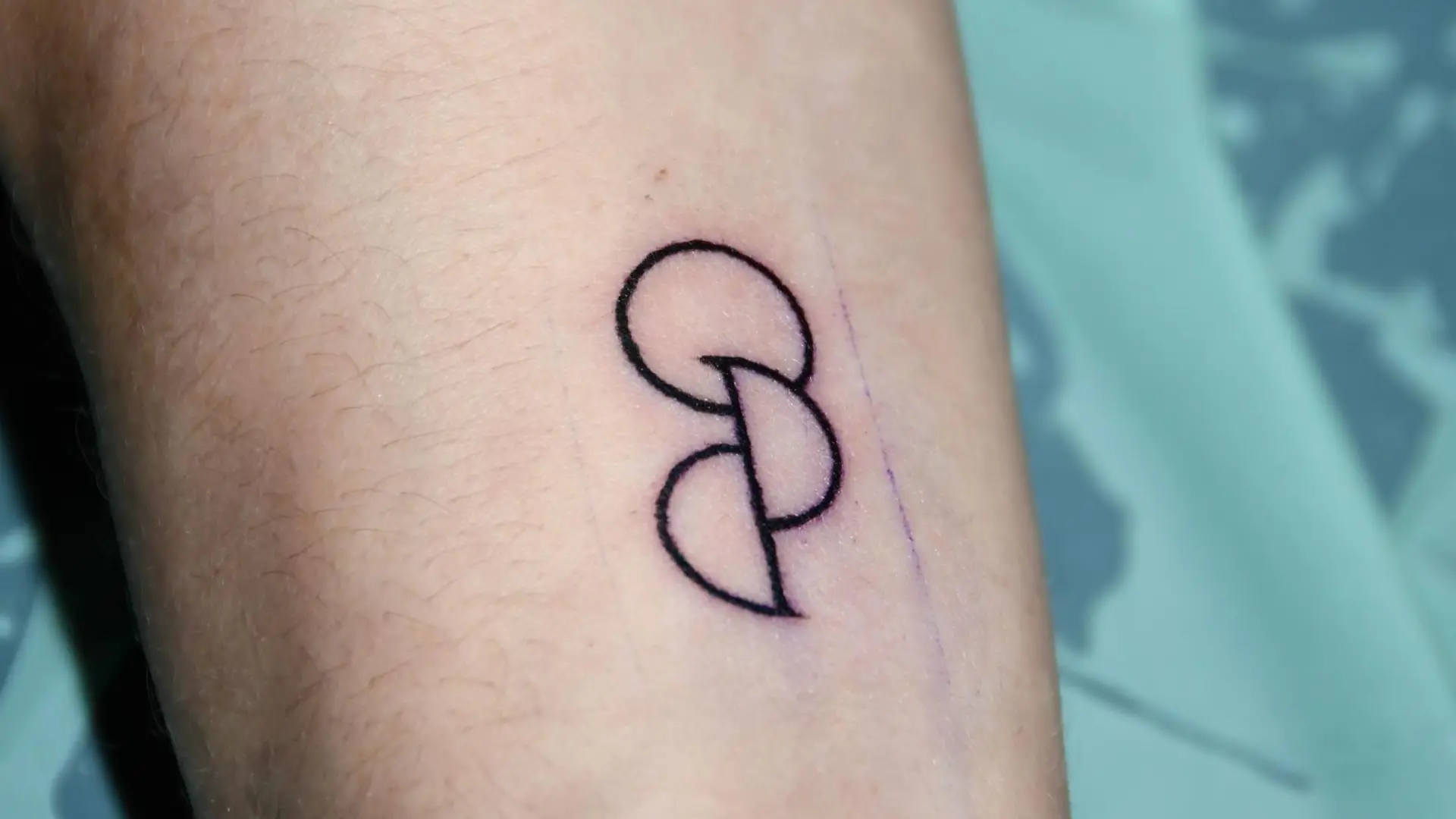 Wilson Gonzalez Ochsenknecht getting a tattoo, 20 Jahre Junge Helden - Organspende geht unter die Haut, Bar & Restaurant Kante, Berlin, DEU, 09.03.2023 / 090323