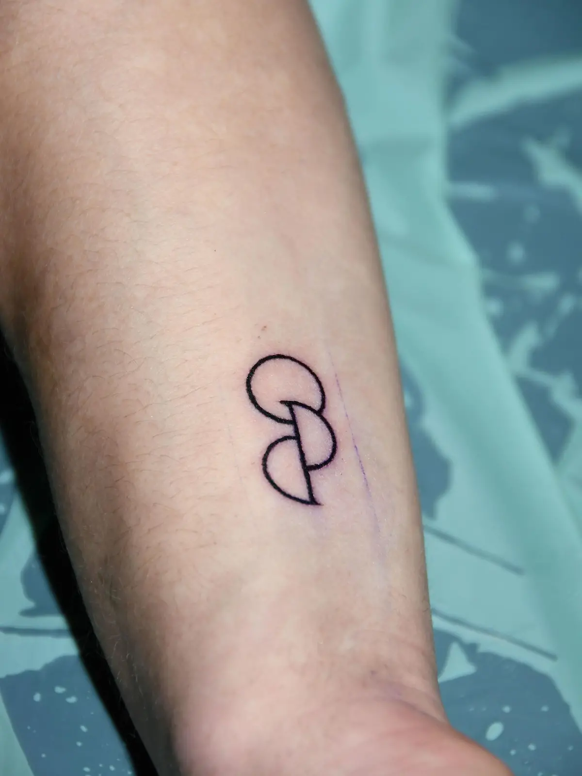 Wilson Gonzalez Ochsenknecht getting a tattoo, 20 Jahre Junge Helden - Organspende geht unter die Haut, Bar & Restaurant Kante, Berlin, DEU, 09.03.2023  / 090323