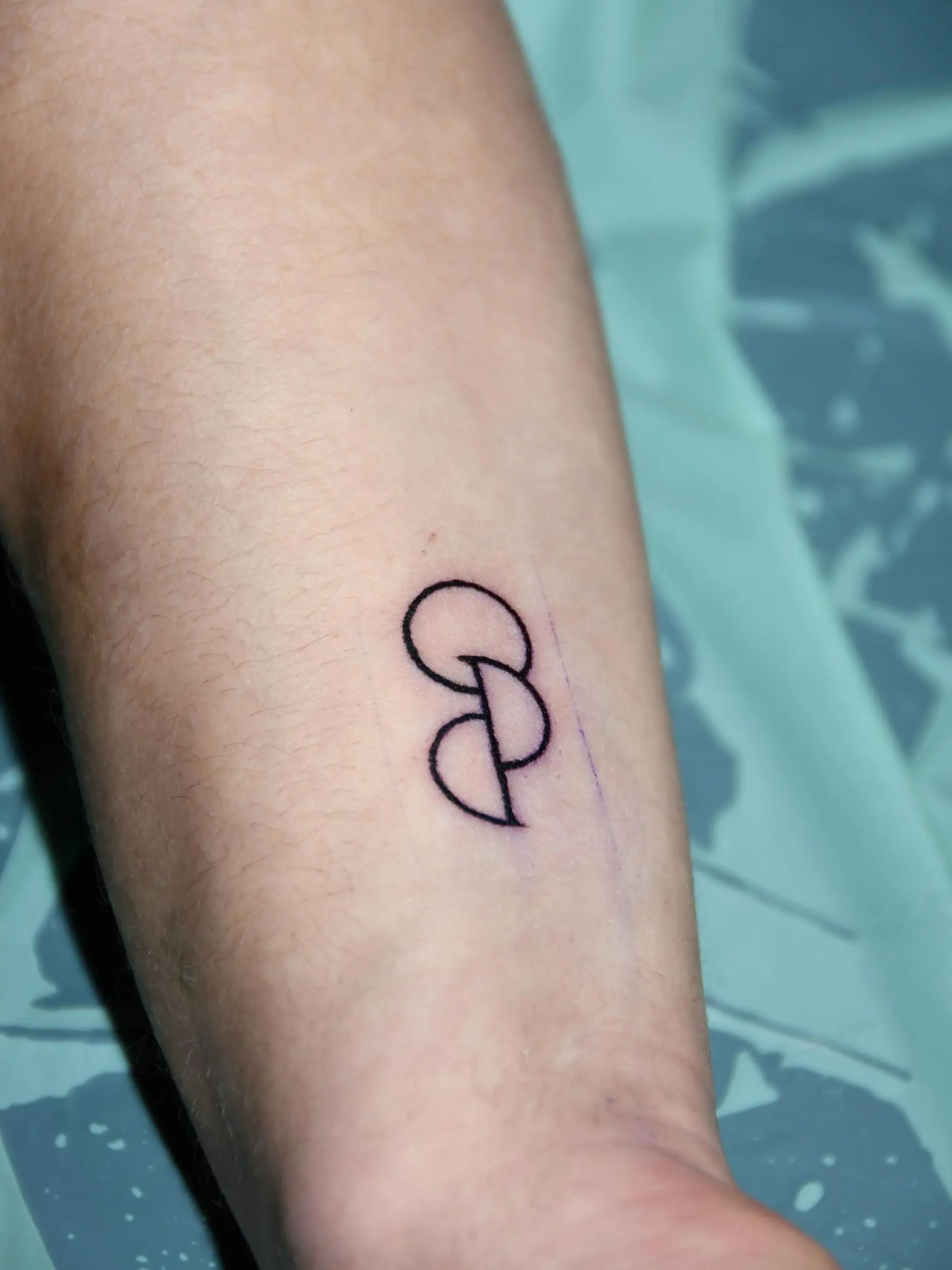 Wilson Gonzalez Ochsenknecht getting a tattoo, 20 Jahre Junge Helden - Organspende geht unter die Haut, Bar & Restaurant Kante, Berlin, DEU, 09.03.2023  / 090323