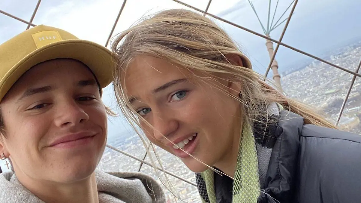 Romeo Beckham und seine Freundin im Parisurlaub.