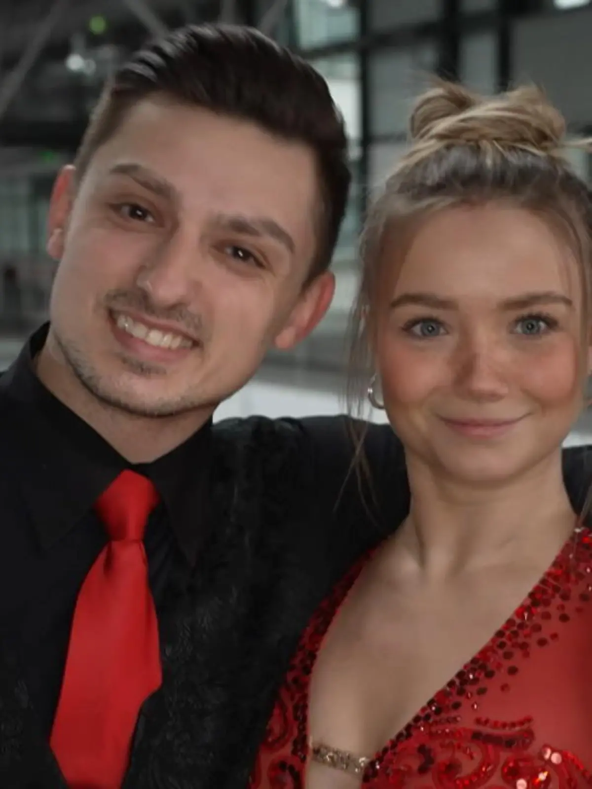 "Angry Bird" und "Orbit" sind Begriffe, die uns allen etwas sagen könnten. Hat man doch schon ein oder zwei Mal gehört. Für Youtuberin und "Let's Dance"-Kandidatin Julia Beautx haben diese Begriffe aber eine andere Bedeutung als die landläufige. Welche, das erklären sie und ihr Tanzpartner Zsolt Sándor Cseke im Video.