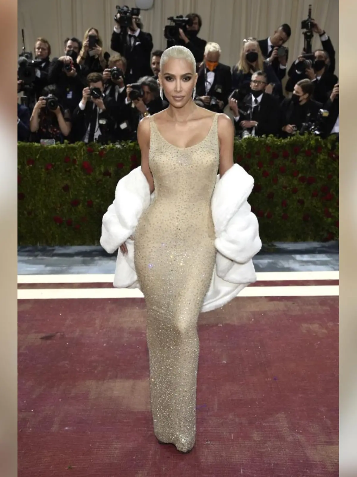 Kim Kardashian sorgte im Kleid von Marilyn Monroe bei der Met Gala 2022 für Aufregung.