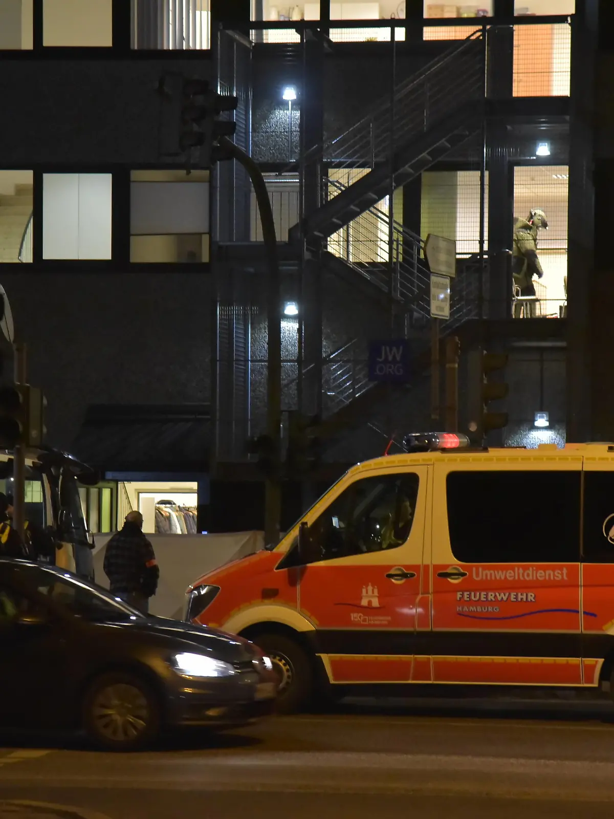 Polizeieinsatz in Hamburg nach mutmasslichem Amoklauf in Hamburg-Alsterdorf. Schwer bewaffnete Polizisten durchsuchen ein Gebäude das von den Zeugen Jehovas als Gebetshaus Königreichsaal in der Straße Deelböge genutzt wird. Hamburg, 09.03.2023 Amoklauf in Hamburg forderte mehrere Tote und Verletzte - Täter schießt in Gotteshaus der von Jehovas Zeugen um sich., Hamburg Hamburg Deutschland Alsterdorf *** Police operation in Hamburg after suspected rampage in Hamburg Alsterdorf Heavily armed police officers search a building used by Jehovahs Witnesses as a house of worship Kingdom Hall in the street Deelböge Hamburg, 09 03 2023 rampage in Hamburg claimed several lives and injured perpetrator shoots in house of worship of Jehovahs Witne