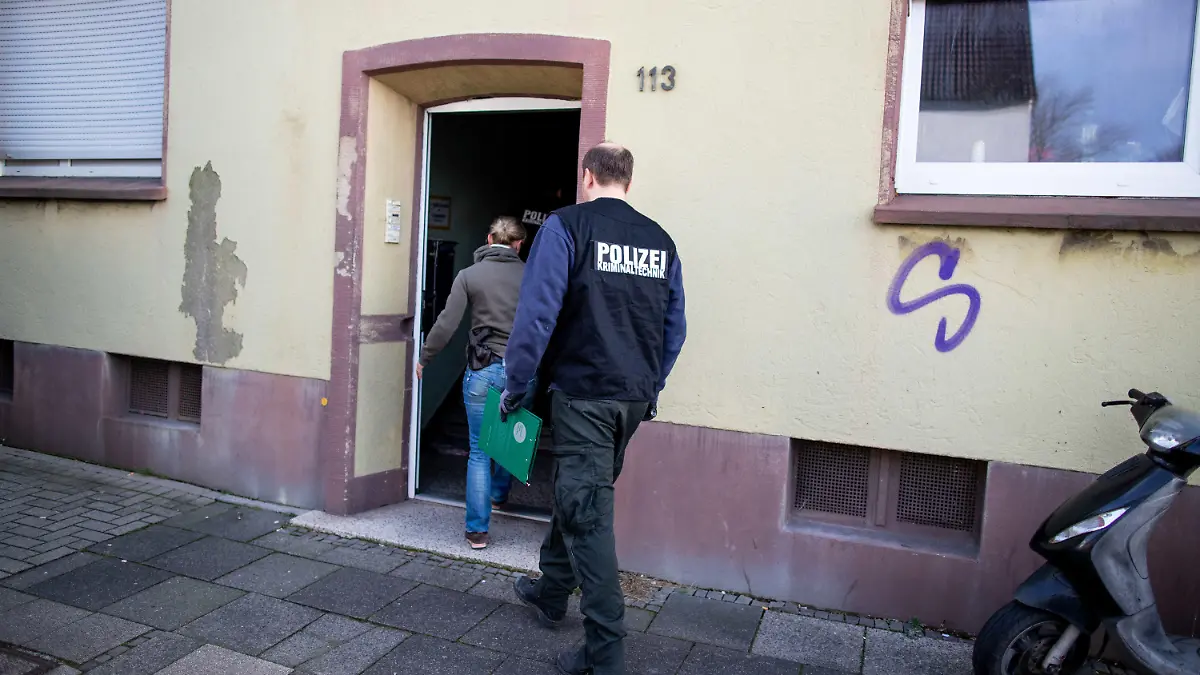 21.12.2019, Nordrhein-Westfalen, Recklinghausen: Beamte der Spurensicherung gehen in ein Mehrfamilienhaus. Bei der Durchsuchung einer Wohnung wegen Kinderpornografie-Verdachts hat die Polizei einen seit längerem vermissten 15-Jährigen entdeckt. Foto: Marcel Kusch/dpa +++ dpa-Bildfunk +++