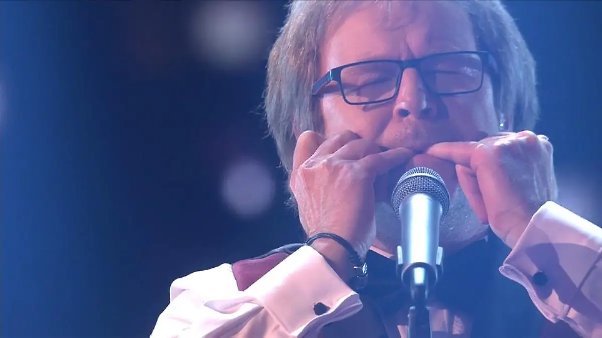 Jürgen Kern pfeift Kelly-Family-Song Dafür braucht er nur seine Finger