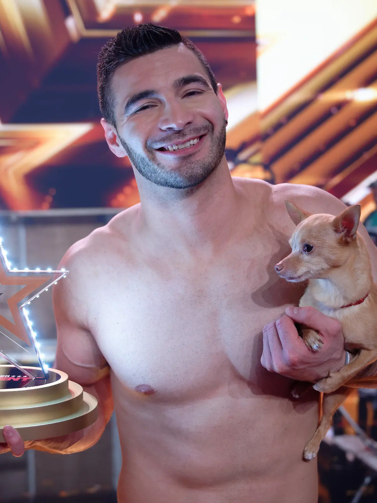22.12.2019, Nordrhein-Westfalen, Köln: Der Hundestandakrobat Christian freut sich mit Hund Percy nach dem Finale der RTL Castingshow «Das Supertalent 2019» über den Sieg. Foto: Henning Kaiser/dpa +++ dpa-Bildfunk +++