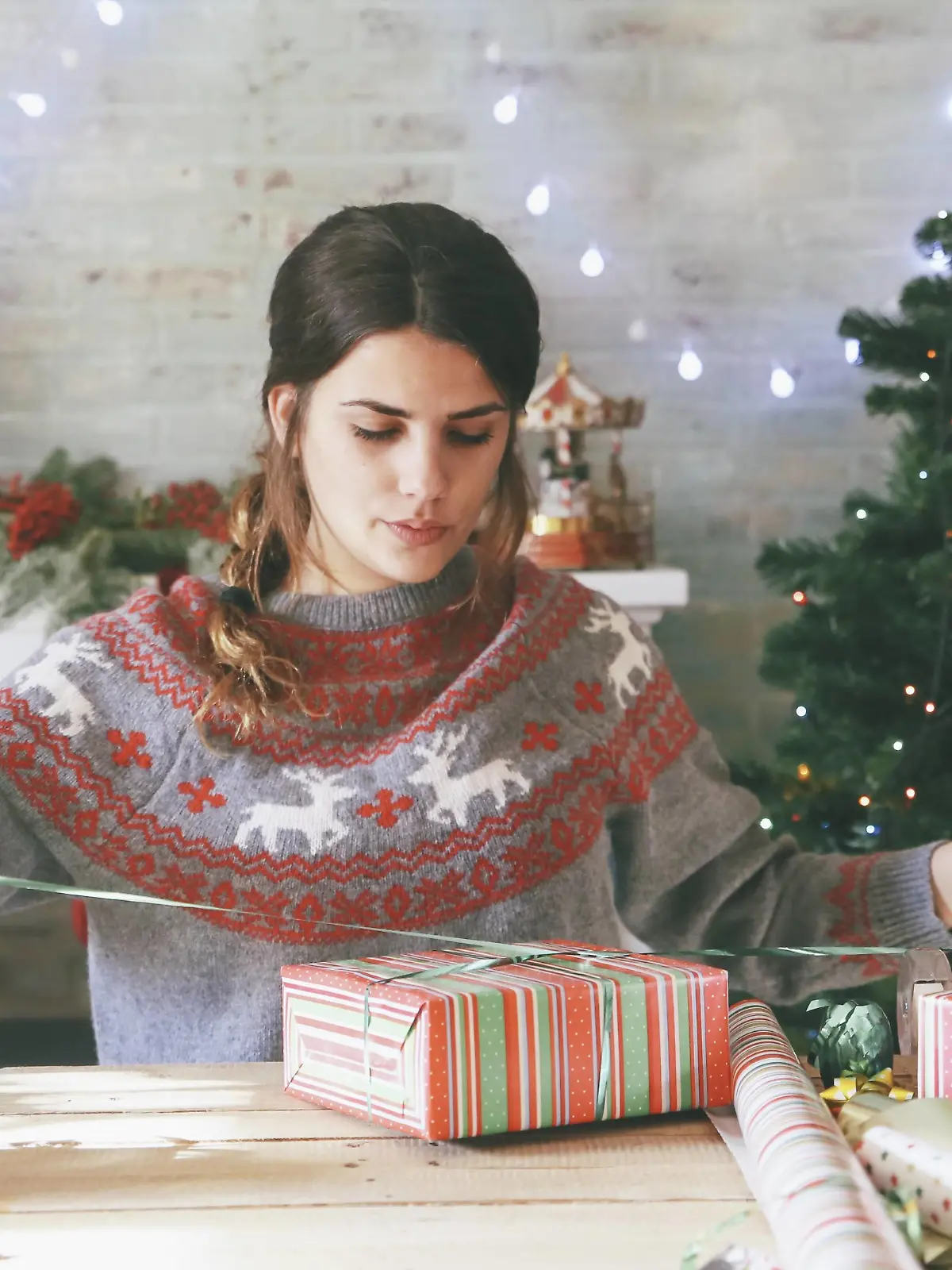  Woman wrapping christmas gifts model released Symbolfoto property released PUBLICATIONxINxGERxSUIxAUTxHUNxONLY RTBF00426