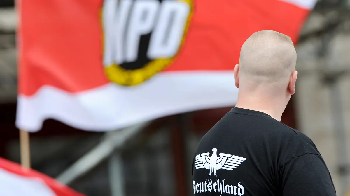 ARCHIV - Ein Unterstützer der NPD steht am 17.06.2012 mit einem Shirt mit der Aufschrift «Deutschland» bei einer NPD-Kundgebung am Strausberger Platz in Berlin. Foto: Matthias Balk/dpa (zu dpa «Verfassungsschutz-Ausschuss spricht über Gewalt von Neonazis» vom 11.02.2015) +++(c) dpa - Bildfunk+++