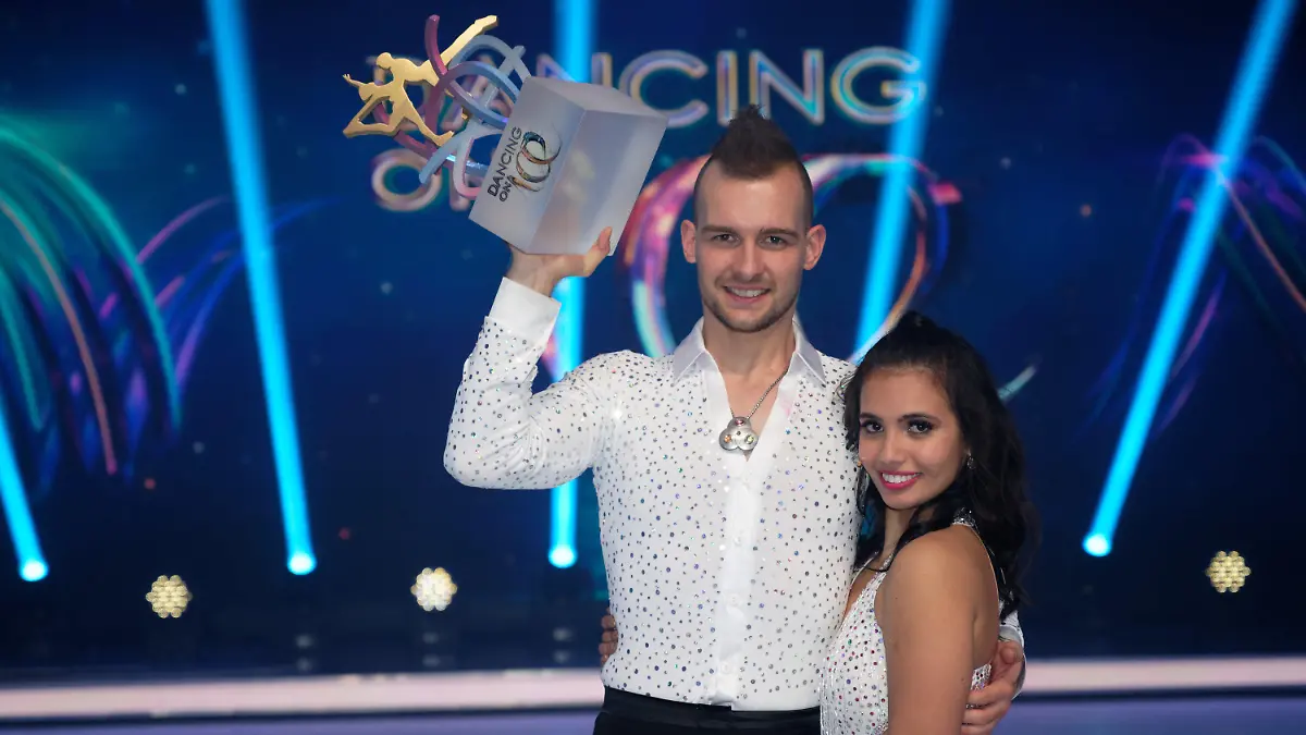 21.12.2019, Nordrhein-Westfalen, Köln: Eric Stehfest, Schauspieler, und Amani Fancy, Eiskunstläuferin, freuen sich nach der Livesendung der SAT.1-Show «Dancing on Ice» über ihren Sieg. Foto: Henning Kaiser/dpa +++ dpa-Bildfunk +++