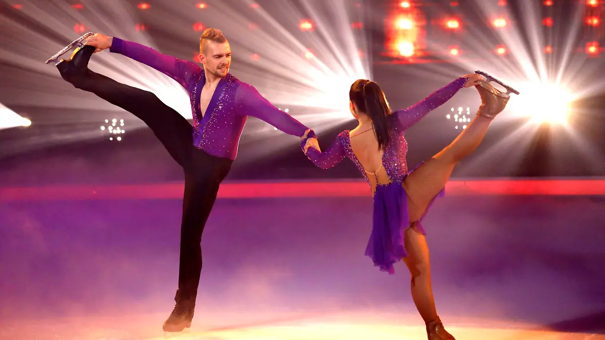 Eric Stehfest mit Amani Fancy in der 6. Live-Sendung der zweiten Staffel der Sat.1 Show Dancing on Ice in den MMC Studios. Köln, 13.12.2019 *** Eric Stehfest with Amani Fancy in the 6 live broadcast of the second season of the Sat 1 Show Dancing on Ice in the MMC Studios Cologne, 13 12 2019 Foto:xC.xHardtx/xFuturexImage