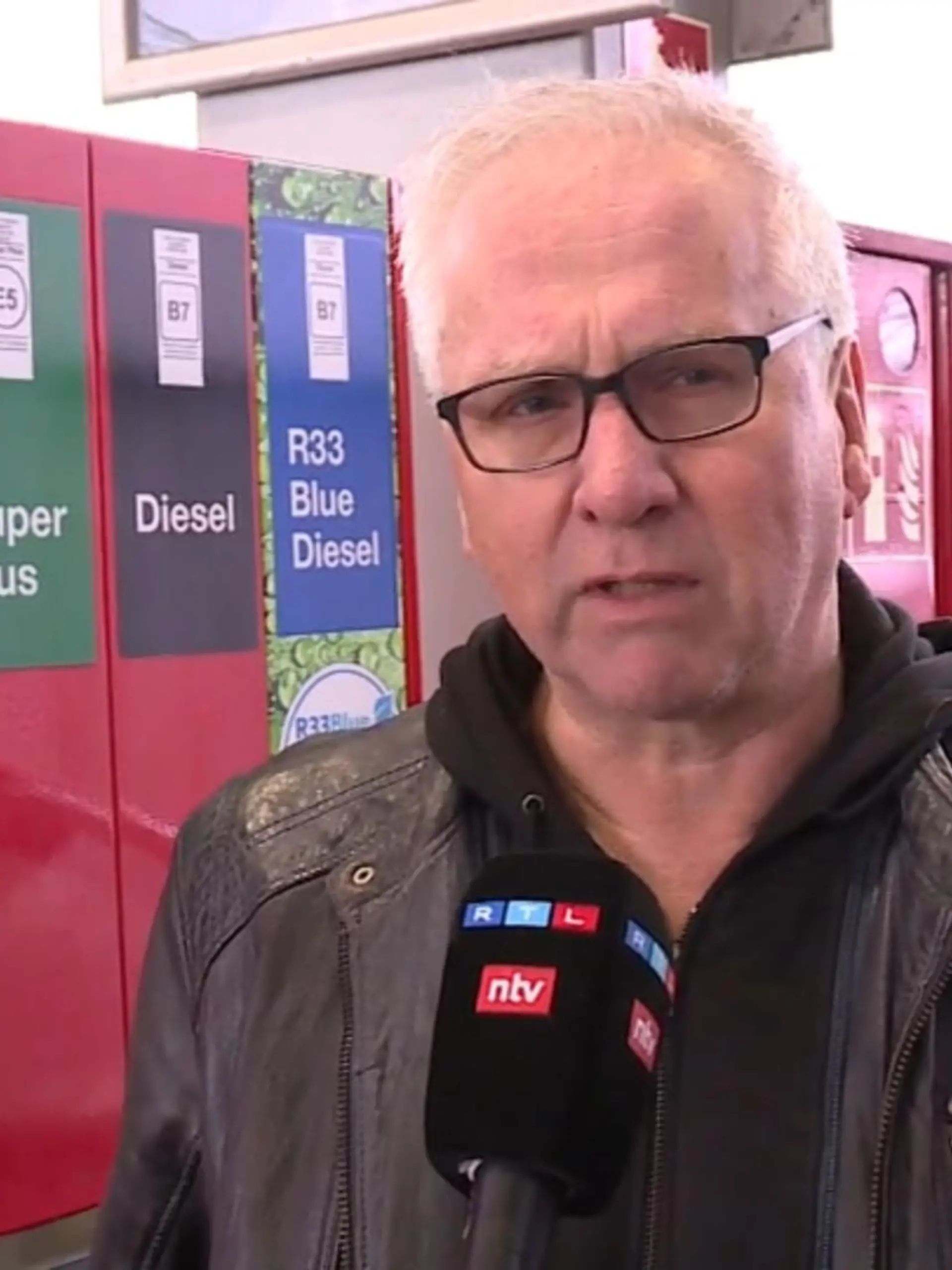 Autofahrer brauchen aktuell wirklich starke Nerven. Grund dafür sind nicht nur die hohen Spritpreise, sondern vor allem auch die gefühlt stündlichen Schwankungen der Preise an den Tankstellen. Was dran ist, erfahren Sie im Video.