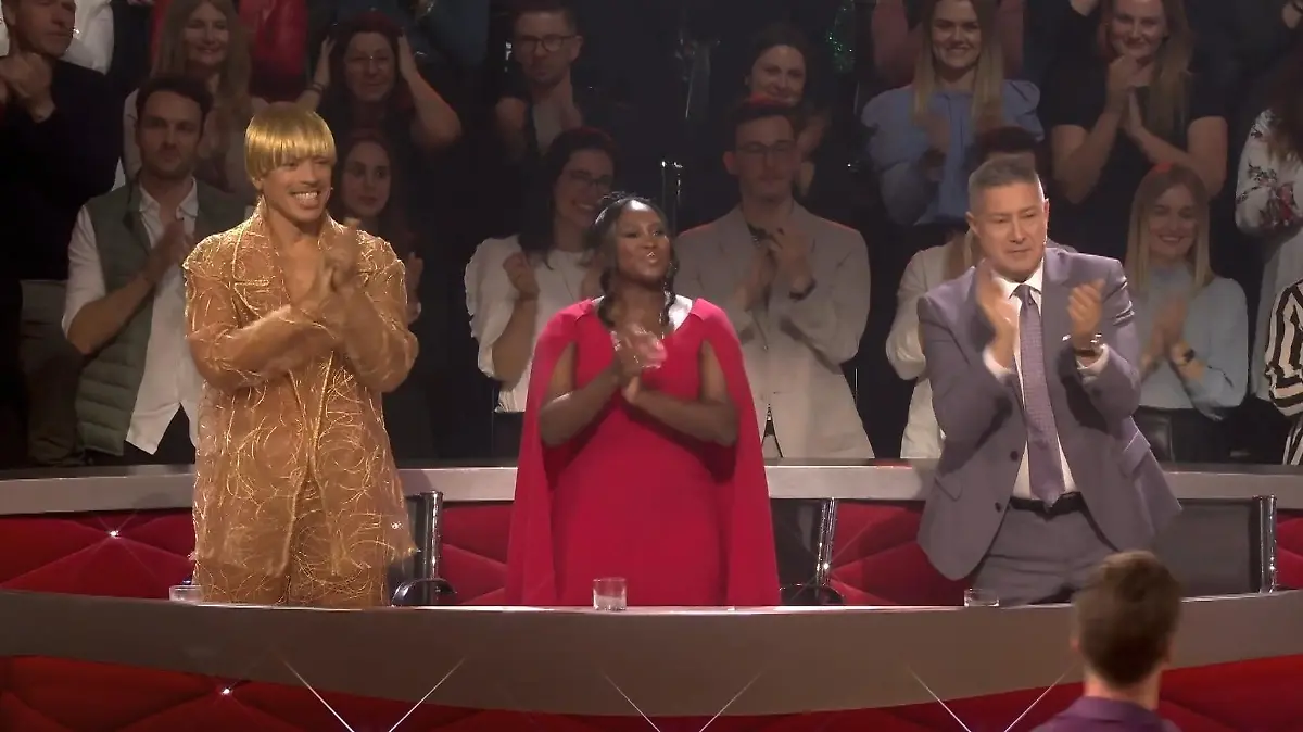 Anna Ermakova tanzt und die "Let's Dance"-Jury steht: Jorge González, Motsi Mabuse und Joachim Llambi sind von ihrem Slowfox begeistert.