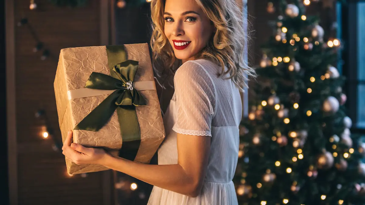 Frau mit Weihnachtsgeschenk