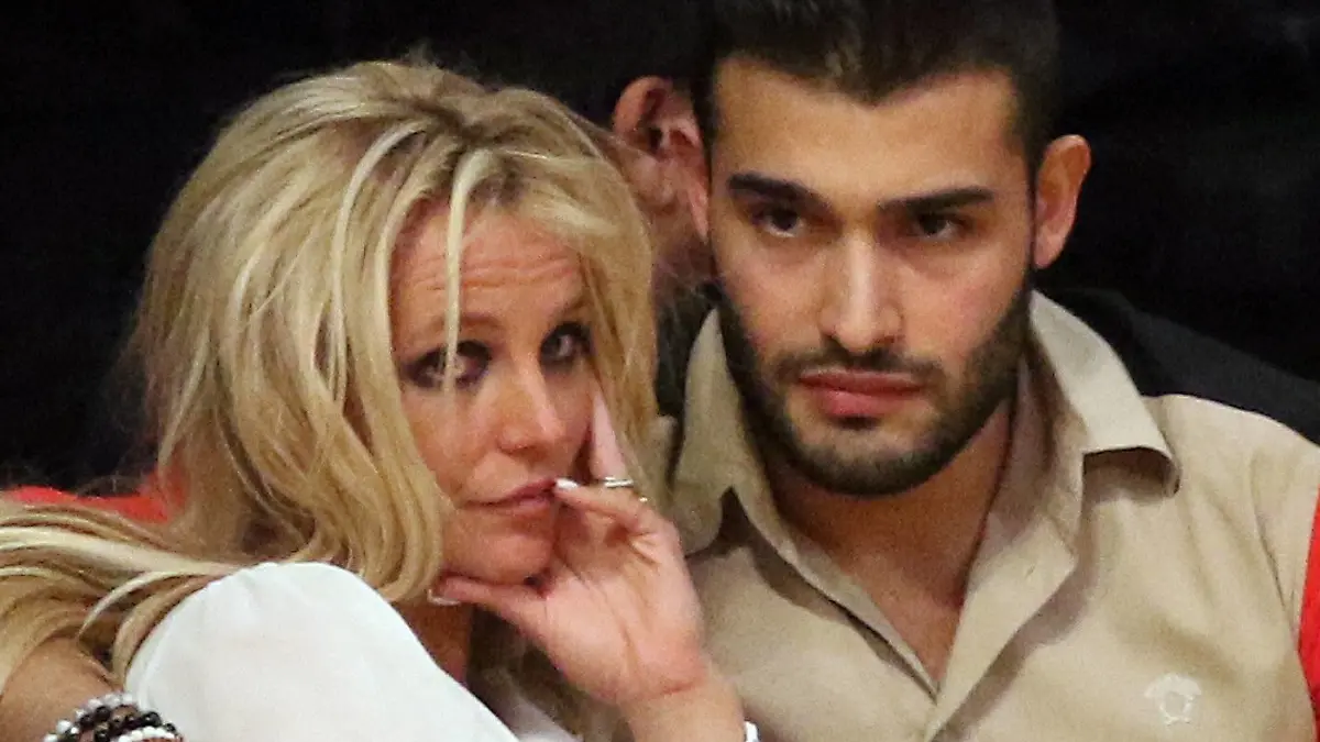 Themen der Woche Bilder des Tages November 29, 2017 - Los Angeles, California, U.S - Britney Spears attends the Los Angeles Lakers game with the Golden State Warriors with sons, (L-R) Sean Federline, Jayden James Federline and boyfriend, Sam Asghari on Wednesday November 29, 2017 at the Staples Center in Los Angeles, California. Los Angeles U.S.  - ZUMAp124 20171129_zaa_p124_036 Copyright: xBurtxHarrisx