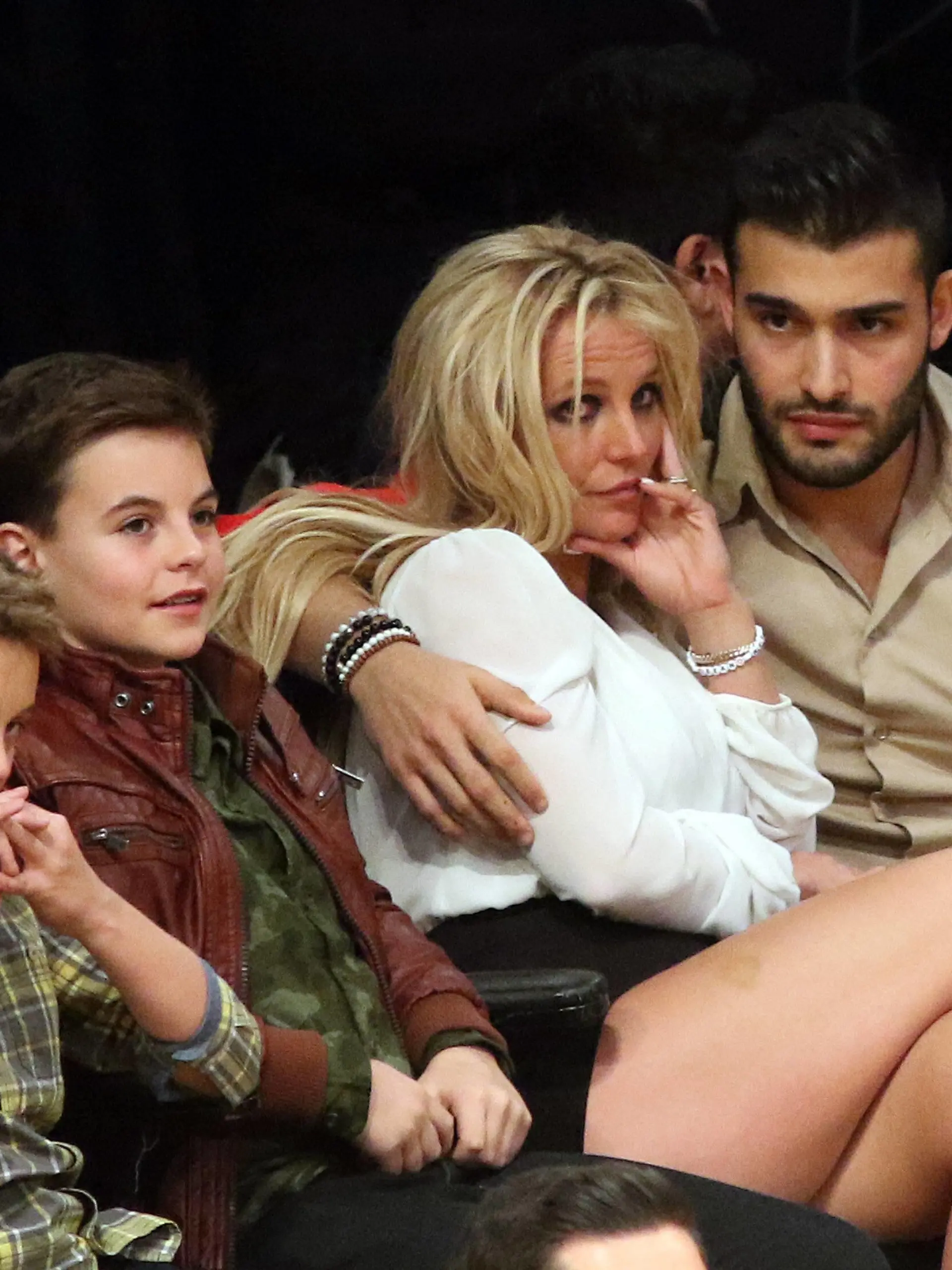 Themen der Woche Bilder des Tages November 29, 2017 - Los Angeles, California, U.S - Britney Spears attends the Los Angeles Lakers game with the Golden State Warriors with sons, (L-R) Sean Federline, Jayden James Federline and boyfriend, Sam Asghari on Wednesday November 29, 2017 at the Staples Center in Los Angeles, California. Los Angeles U.S.  - ZUMAp124 20171129_zaa_p124_036 Copyright: xBurtxHarrisx