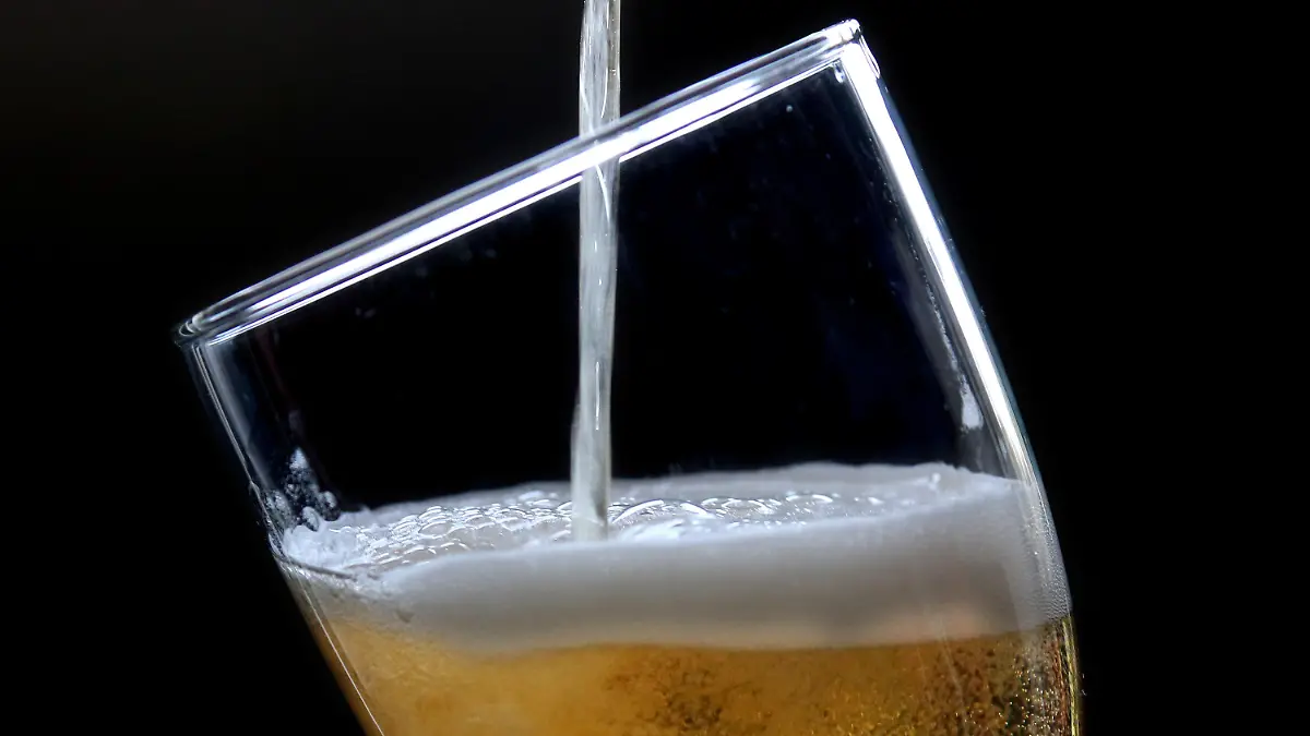 ARCHIV - ILLUSTRATION - Bier wird am 25.03.2013 in Neukirchen-Vluyn (Nordrhein-Westfalen) in ein Glas gegossen. Foto: Roland Weihrauch/dpa (zu dpa «Wenn aus Urin ein Bier wird» vom 27.07.2016) +++(c) dpa - Bildfunk+++